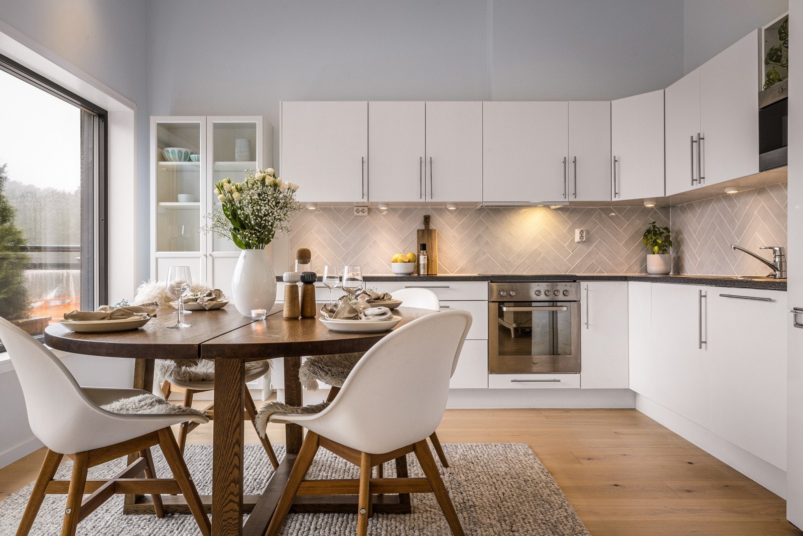 Lekkert Norema kjøkken med integrerte hvitevarer og stor benkeplass Galleribilde