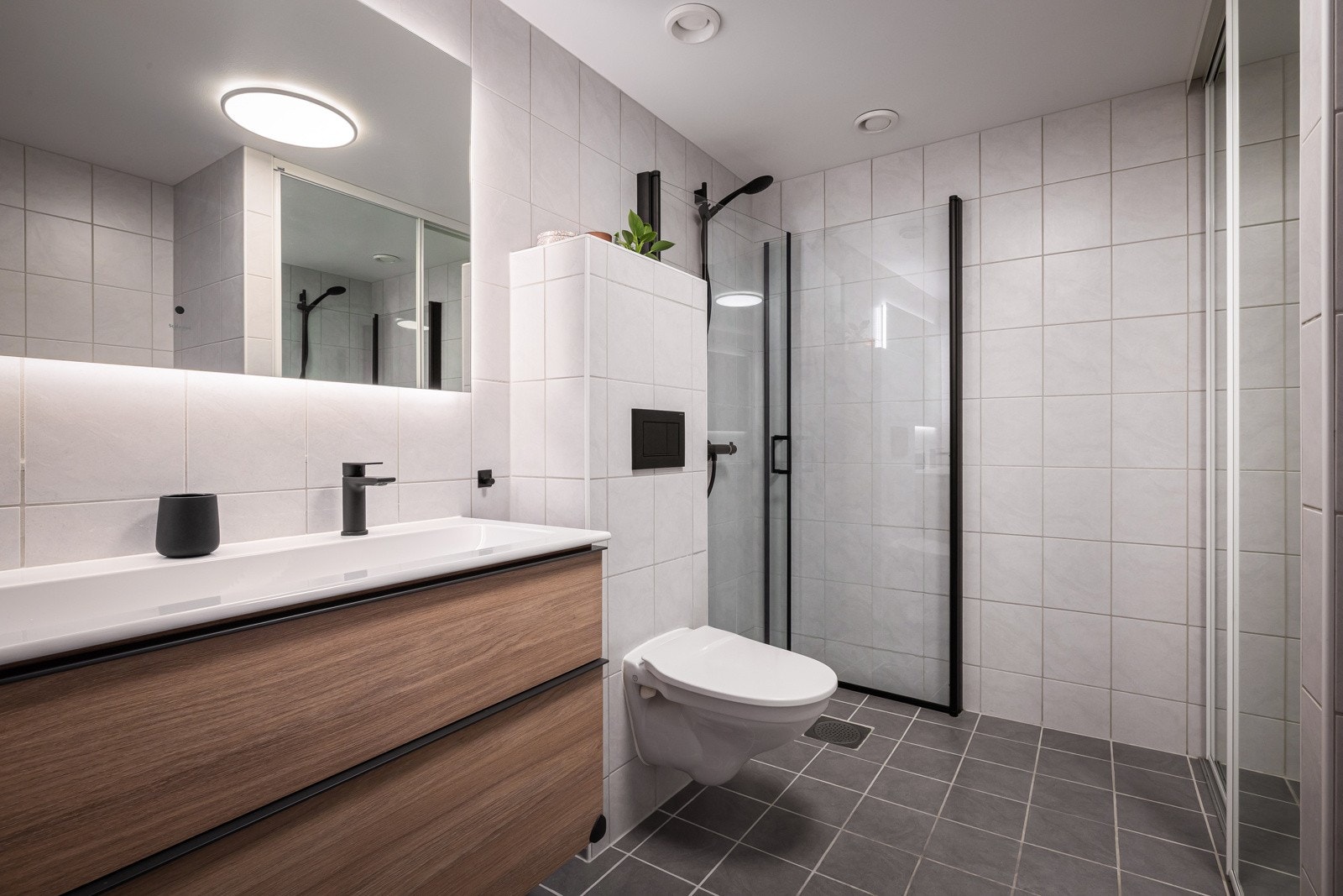 Delikat møblement med god oppbevaringsplass Galleribilde