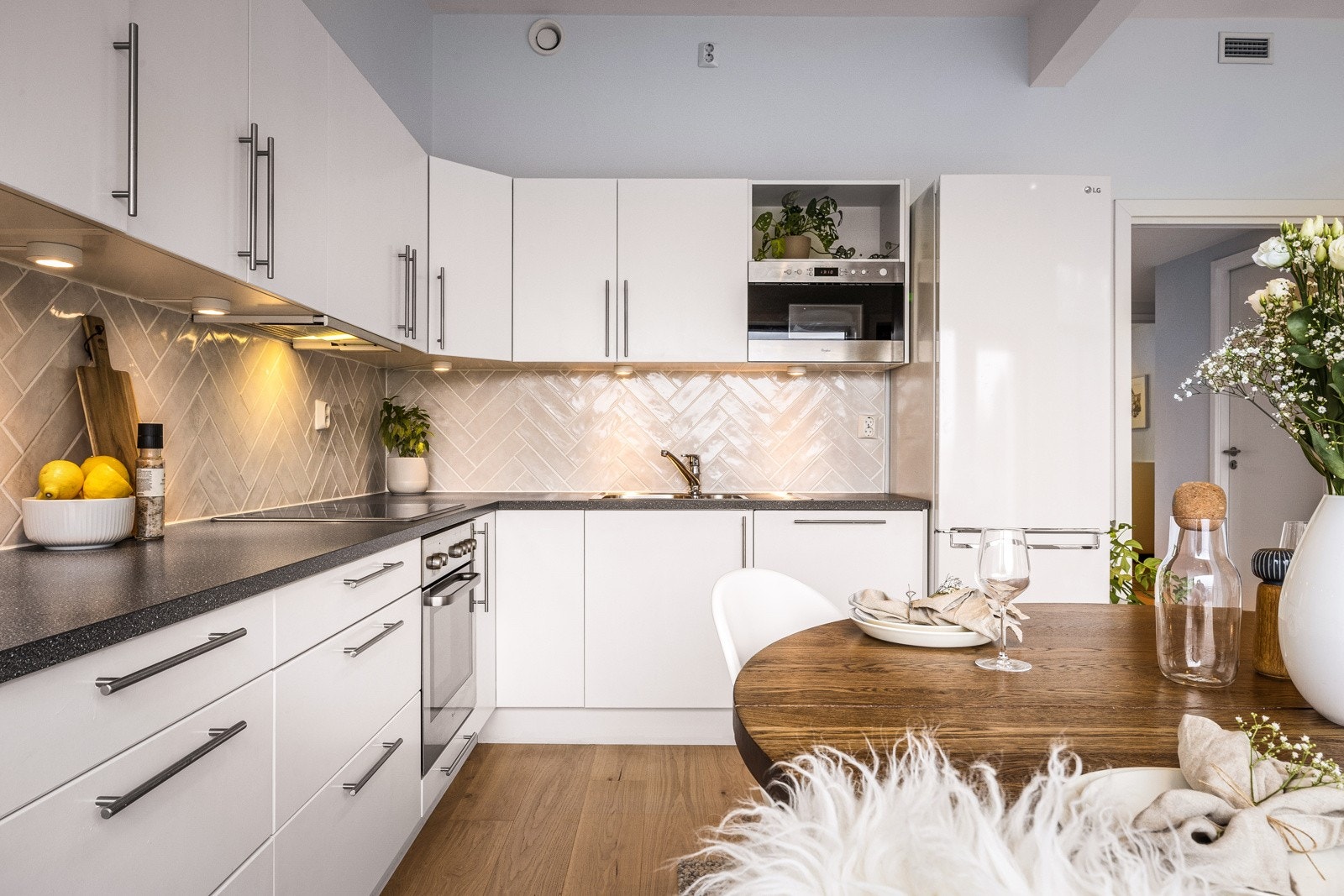 Her har man integrert oppvaskmaskin, komfyr, platetopp, microbølgeovn og kjøl/frys Galleribilde