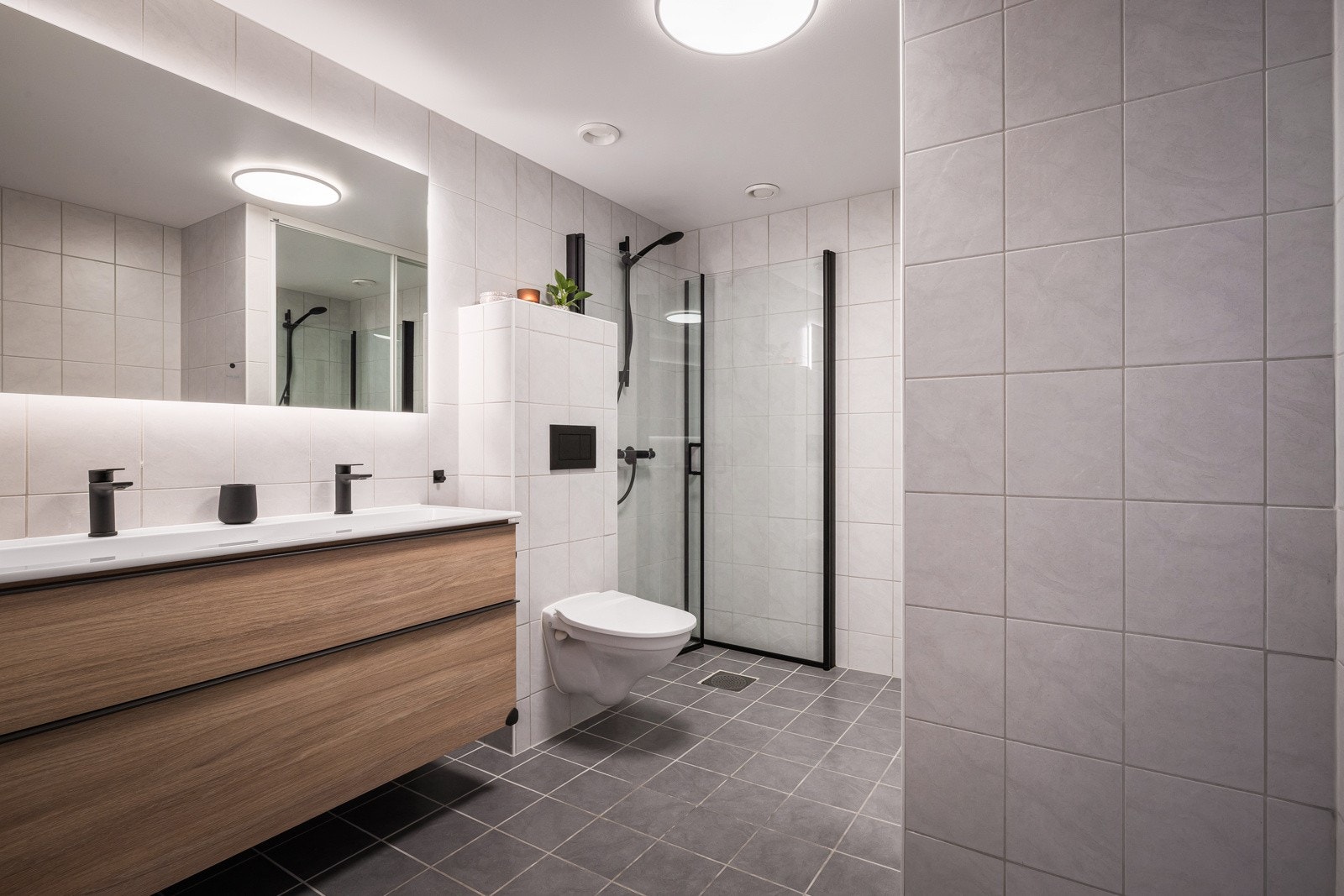 Romslig bad på 6,7 kvm med opplegg for vaskemaskin Galleribilde