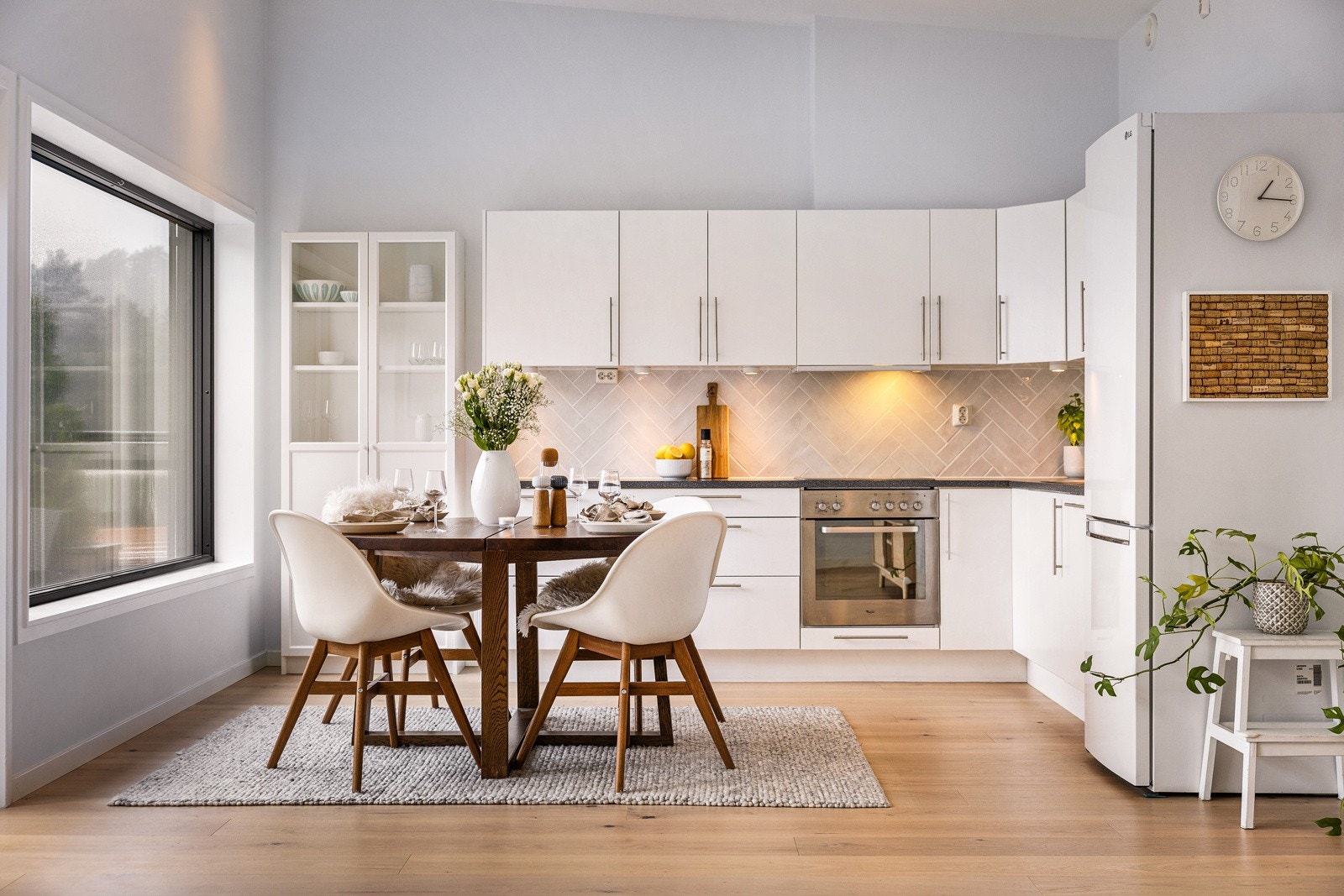 Kjøkkenet har hvite glatte fronter og rikelig med skapplass Galleribilde