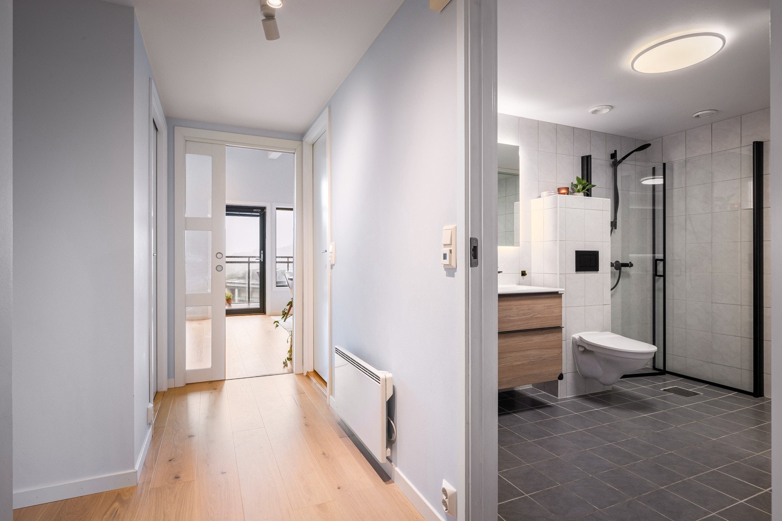 Det glass-skyvedør mellom stue/kjøkken og gang Galleribilde