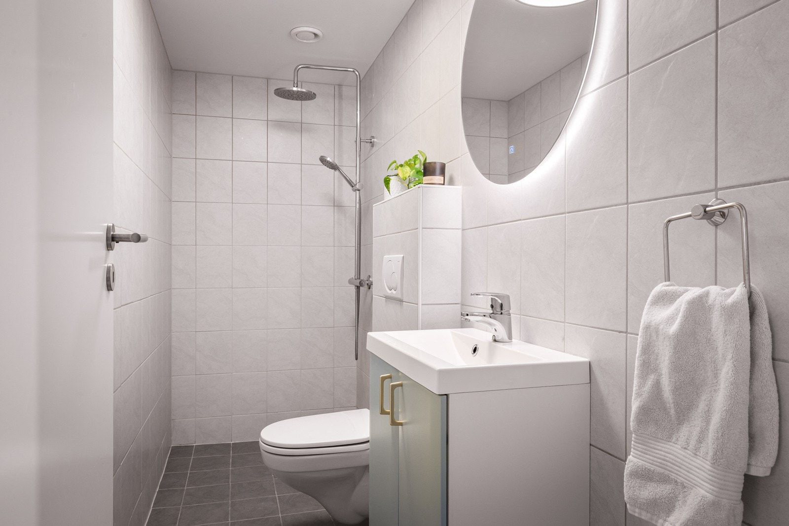 Bad nr 2 er 3,2 kvm og har en praktisk løsning med dusj og vegghengt toalett Galleribilde