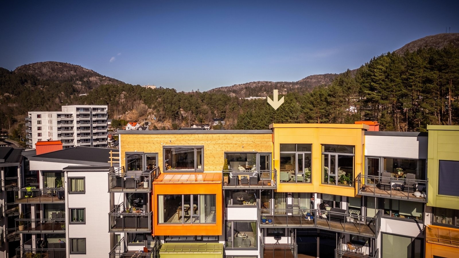 Leiligheten har en svært attraktiv beliggenhet på toppen av dette flotte leilighetsbygget Galleribilde