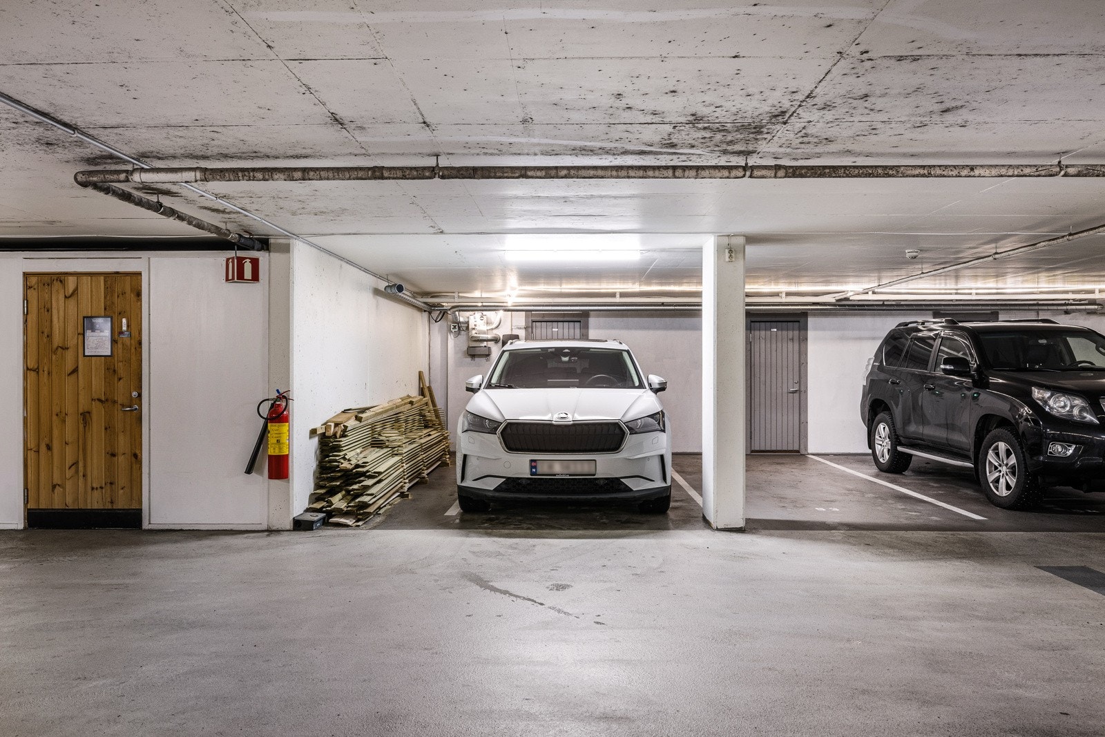 Pakeringsplass nr 52 medfølger - her har man også sportsbod i bakkant Galleribilde