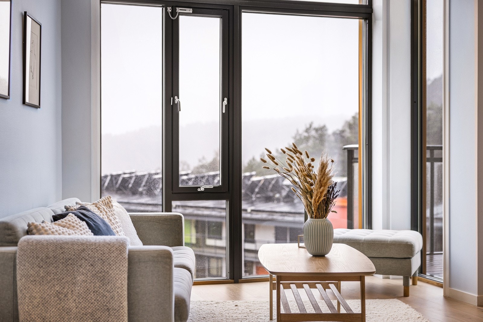 Store vindusflater som gir svært godt lysinnslipp Galleribilde