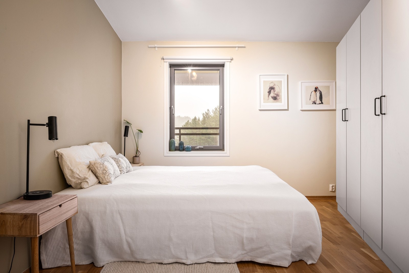 På soverommet er det rikelig med garderobeskap Galleribilde