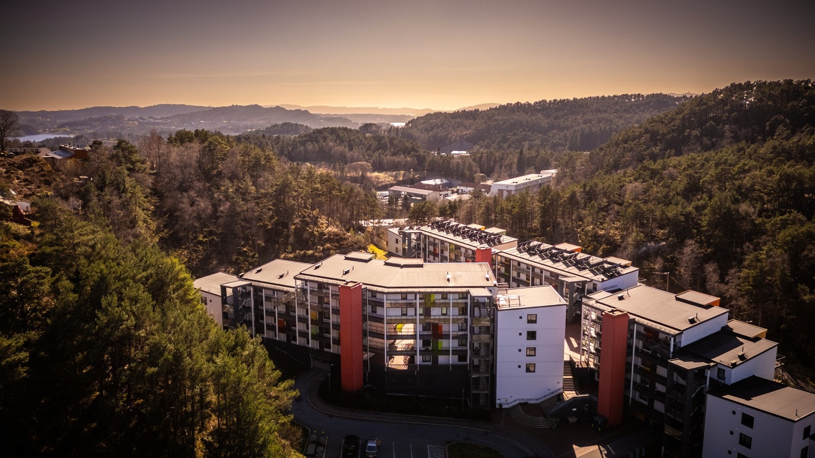 Borettslaget har en landlig beliggenhet med idyllisk utsikt Galleribilde