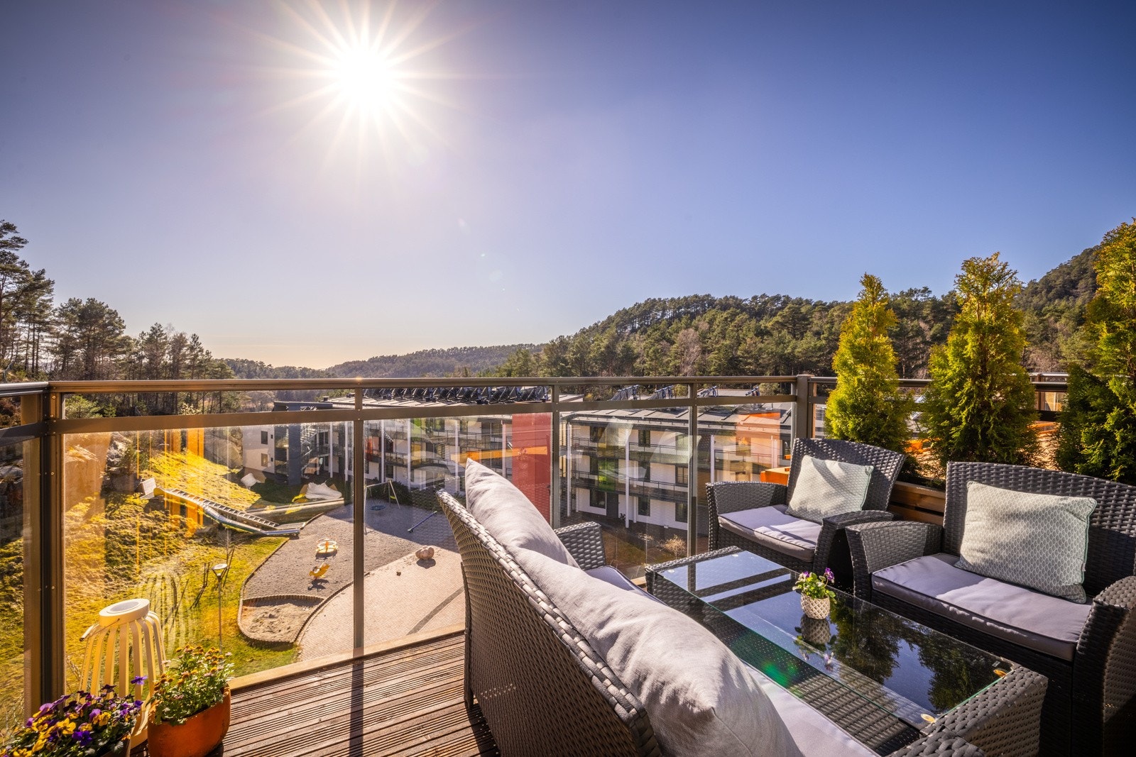 Flott privat balkong utenfor stue/kjøkken - her nytes solen og utsikten over nærområdet Galleribilde