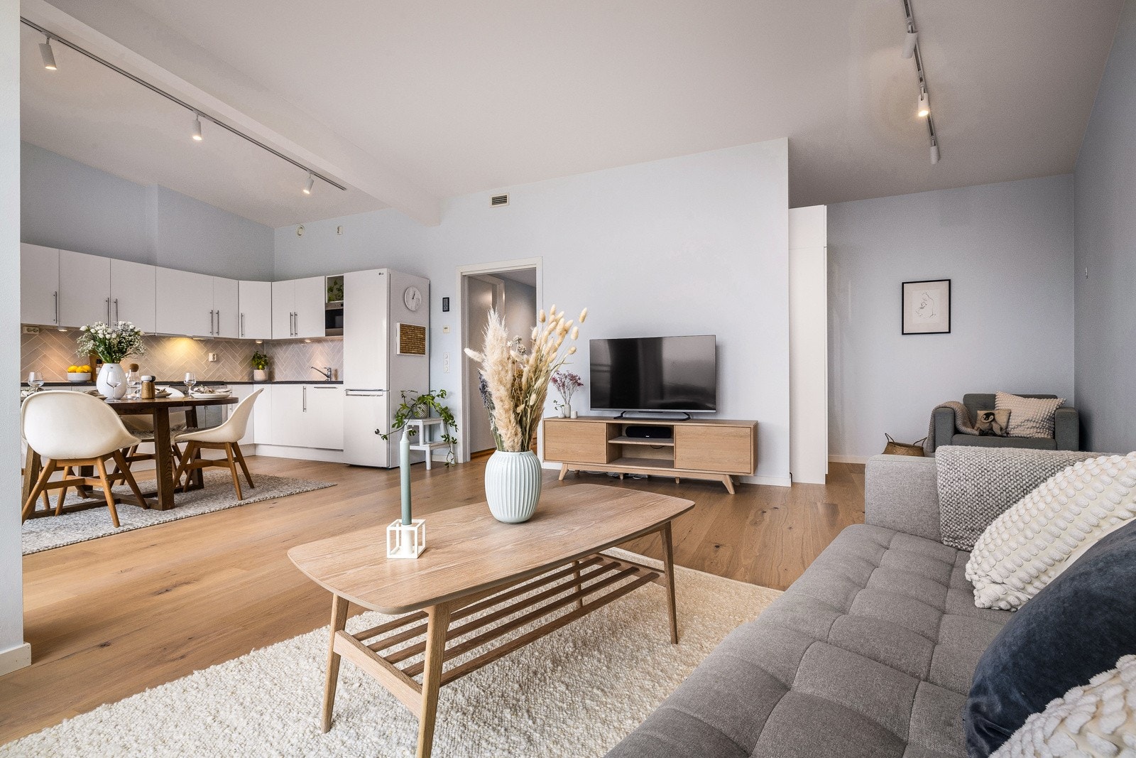 Stuen er av god størrelse med flere innredningsmuligeher Galleribilde