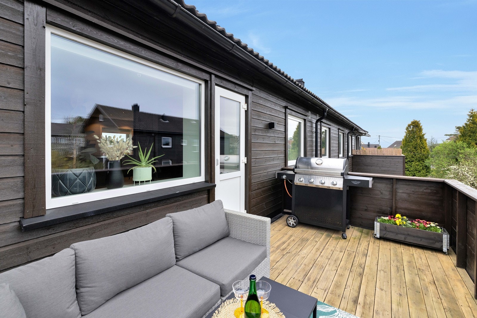 Deilig, solrik balkong med god plass til utemøbler og grill. Galleribilde