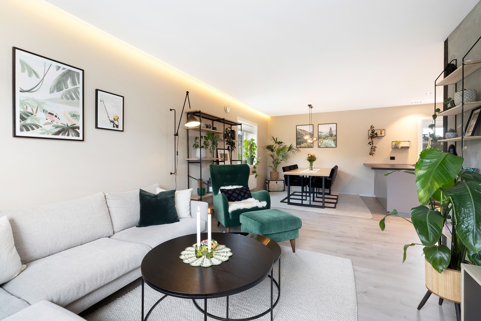 God plass til både sofagruppe og spisebord i stue. Galleribilde