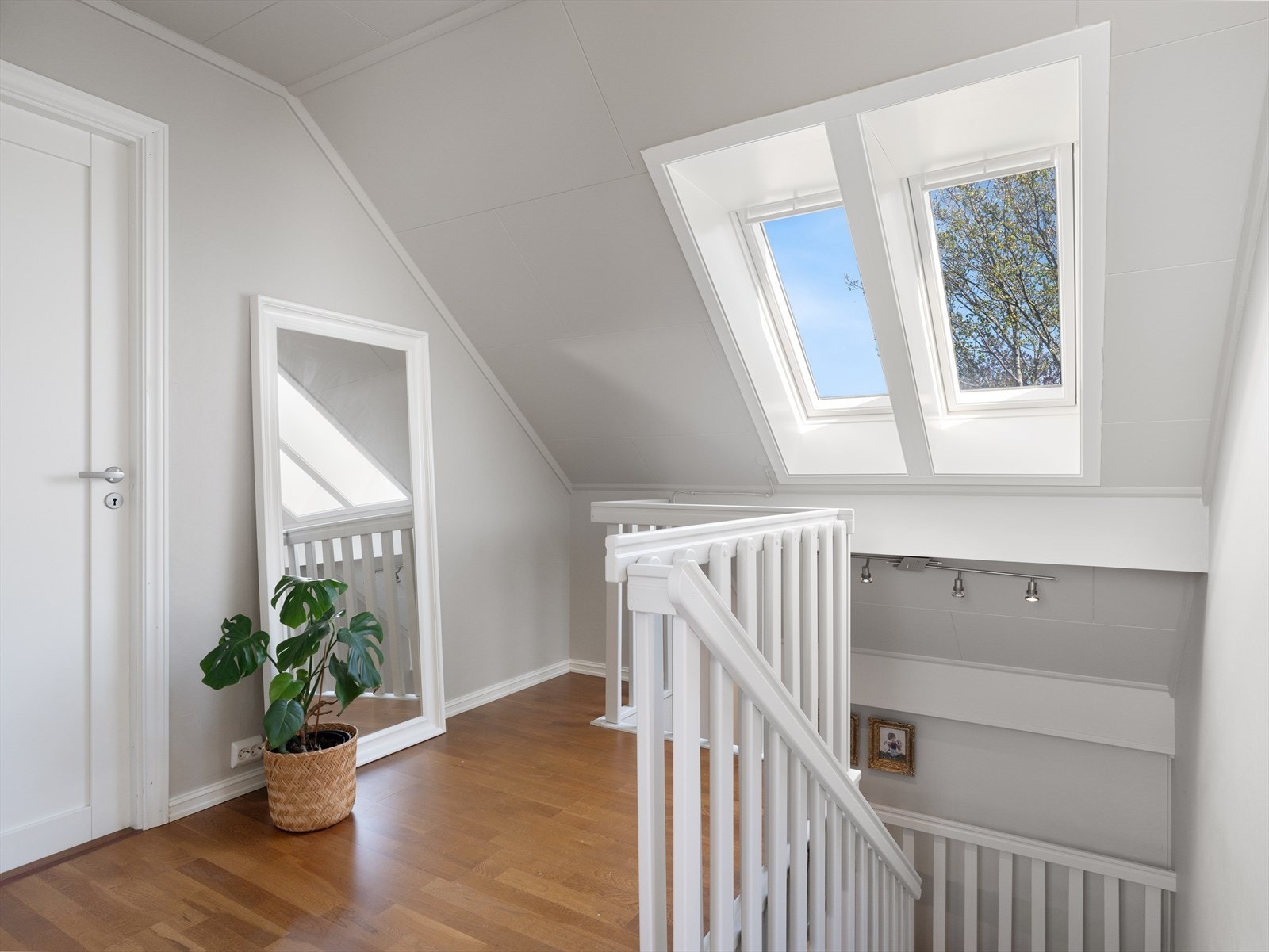 Rom for kommode og oppbevaring. Lys og trivelig trappegang med takvinduer for naturlig lys. Galleribilde