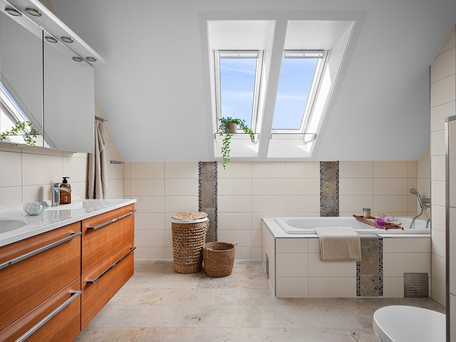 Nyt stjernehimmel fra badekaret. Komplett bad med dusj, badekar, 2 servanter for enkelt stell med flere på badet, to seksjoner og speilskap for oppbevaring. Galleribilde