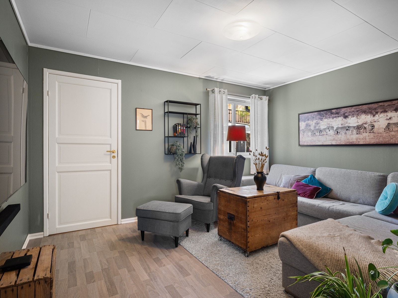 Soverom i hovedetasjen benyttet som tv-stue. En av mange muligheter. Her er det stue, soverom og bad i alle etasjer. Galleribilde