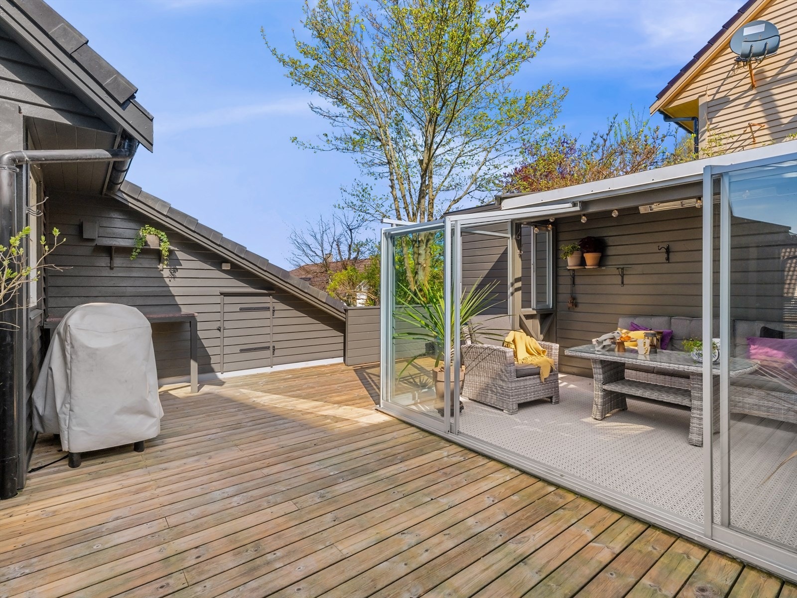 Ekstra lagring i loftsrom over garasje. Lunt og skjermet for grilling. Galleribilde