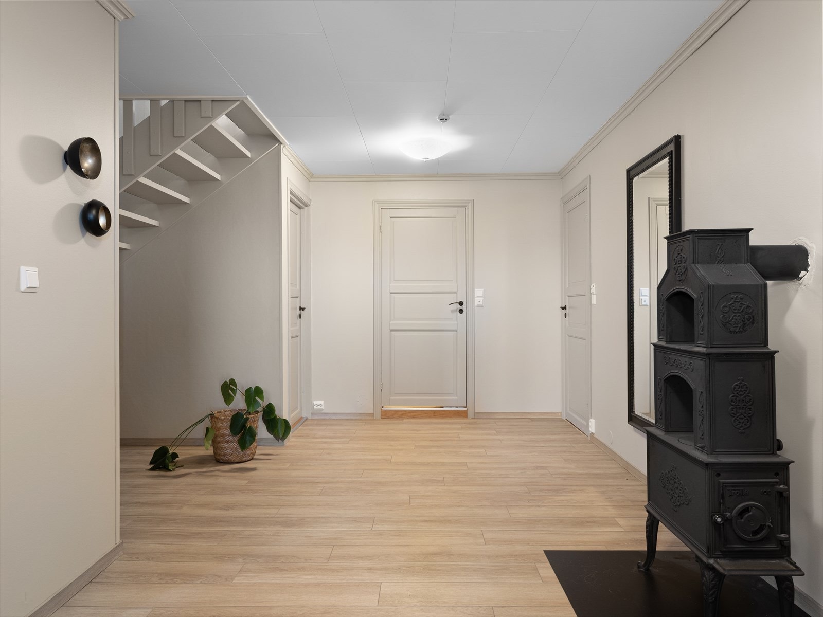 Romslig hall med plass til kommoder, reoler og annet. Galleribilde