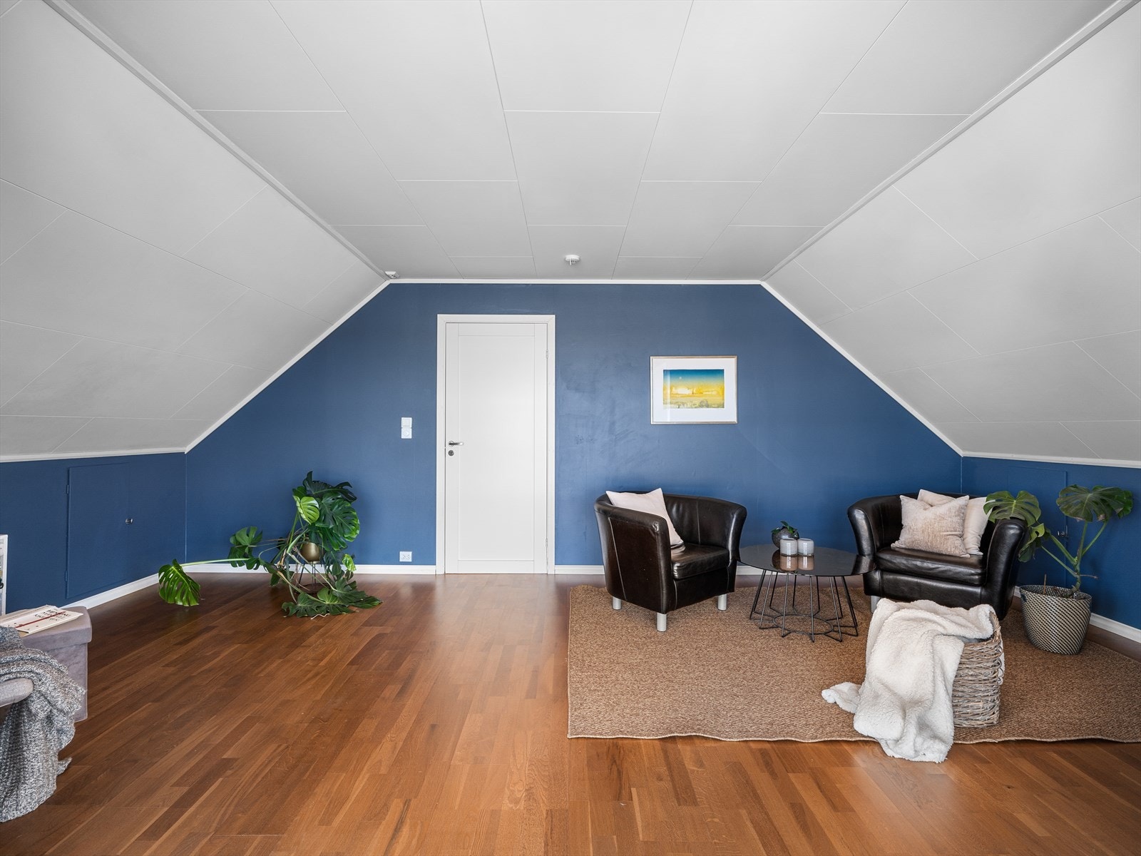 Lagring i knevegger er med å gi gjennomgående god kapasitet. En romslig stue/soverom - perfekt å trekke seg tilbake. Galleribilde