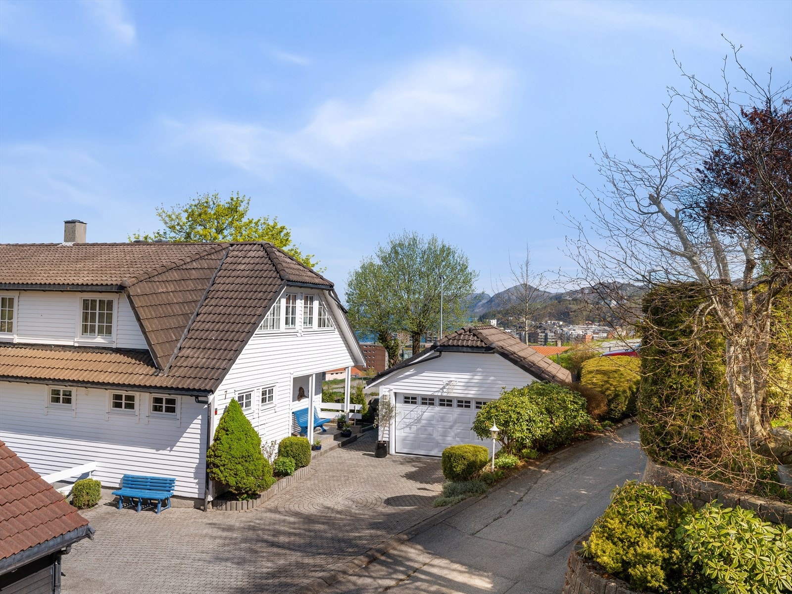 Utsikt midtetasjen - fjord og fjell, samt byen og Sadvedparken. Galleribilde