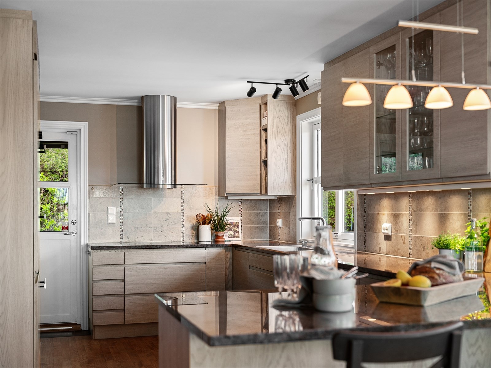 Praktisk og funksjonelt. Miele hvitevarer med dampovn, stekeovn og mikro. Mye arbeidsplass. Barløsning for sosialt med lekser eller kaffe. Galleribilde