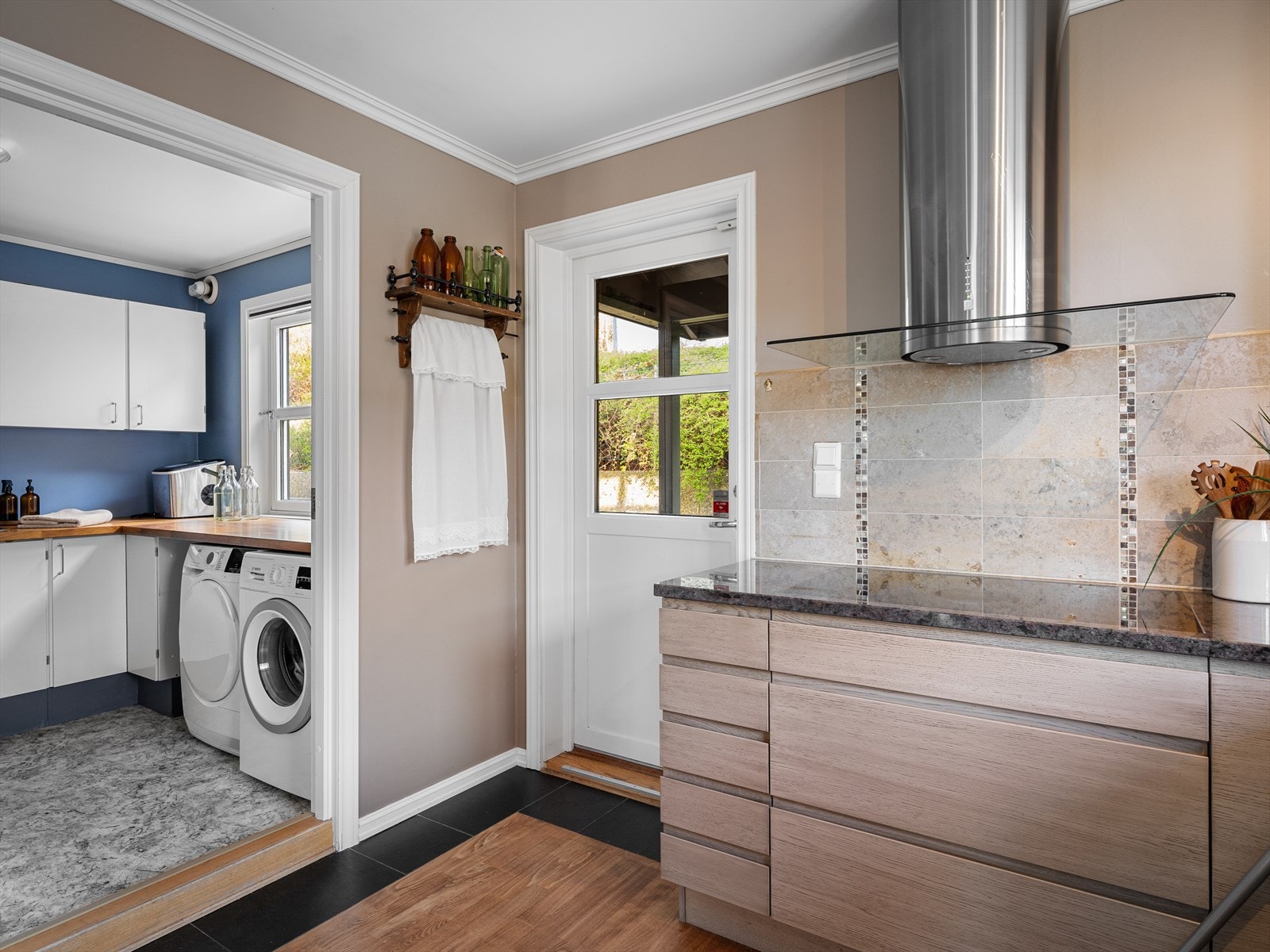 Praktisk utgang til solrike terrasser eller når du kommer hjem fra tur og vil rett inn på vaskerommet. Enkelt med mat ut på fine dager. Galleribilde