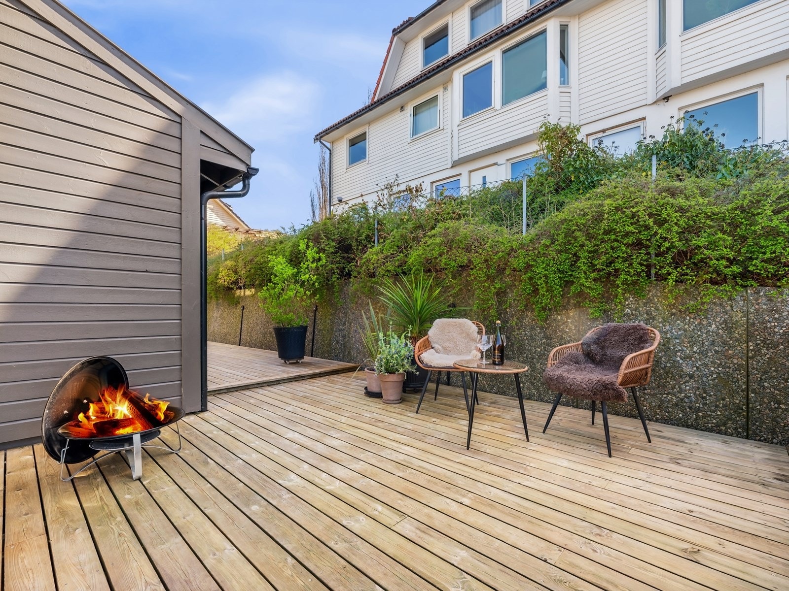 Store terrasser rundt boligen for ulike møbleringssoner og til enhver anledning. Galleribilde