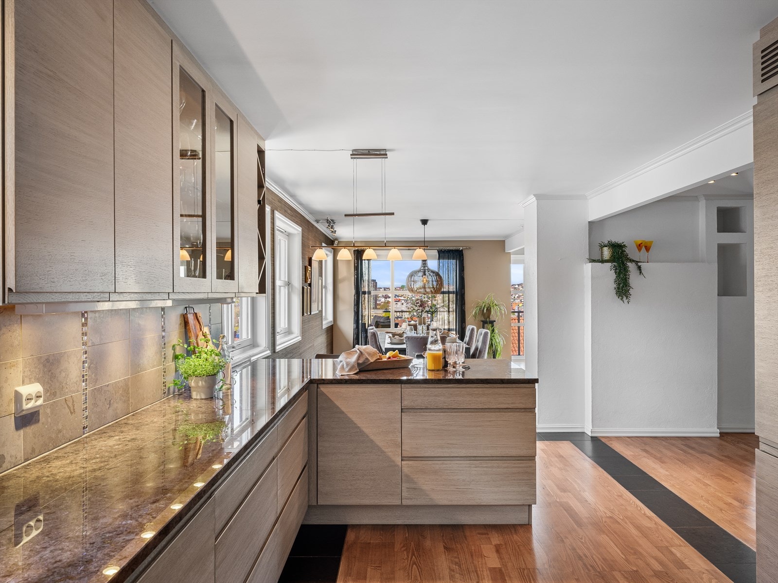 Fin kontakt med hovedstuen, tilbaketrukket og åpen løsning. Virkelig mye skapplass og en funksjonell utforming. Galleribilde