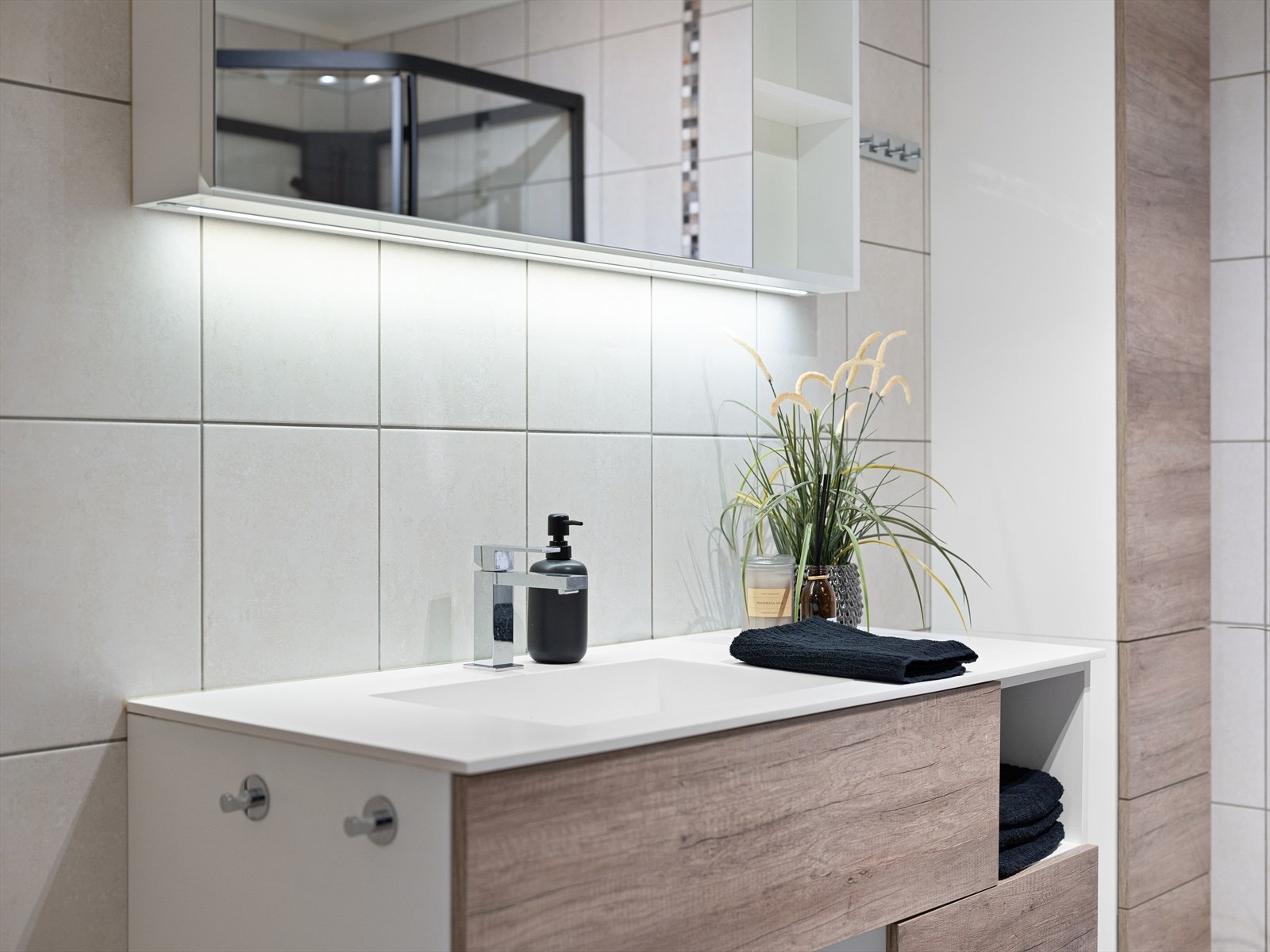 Speilskap, seksjon, og ekstra veggskap. 1 av 3 gode baderom. Galleribilde