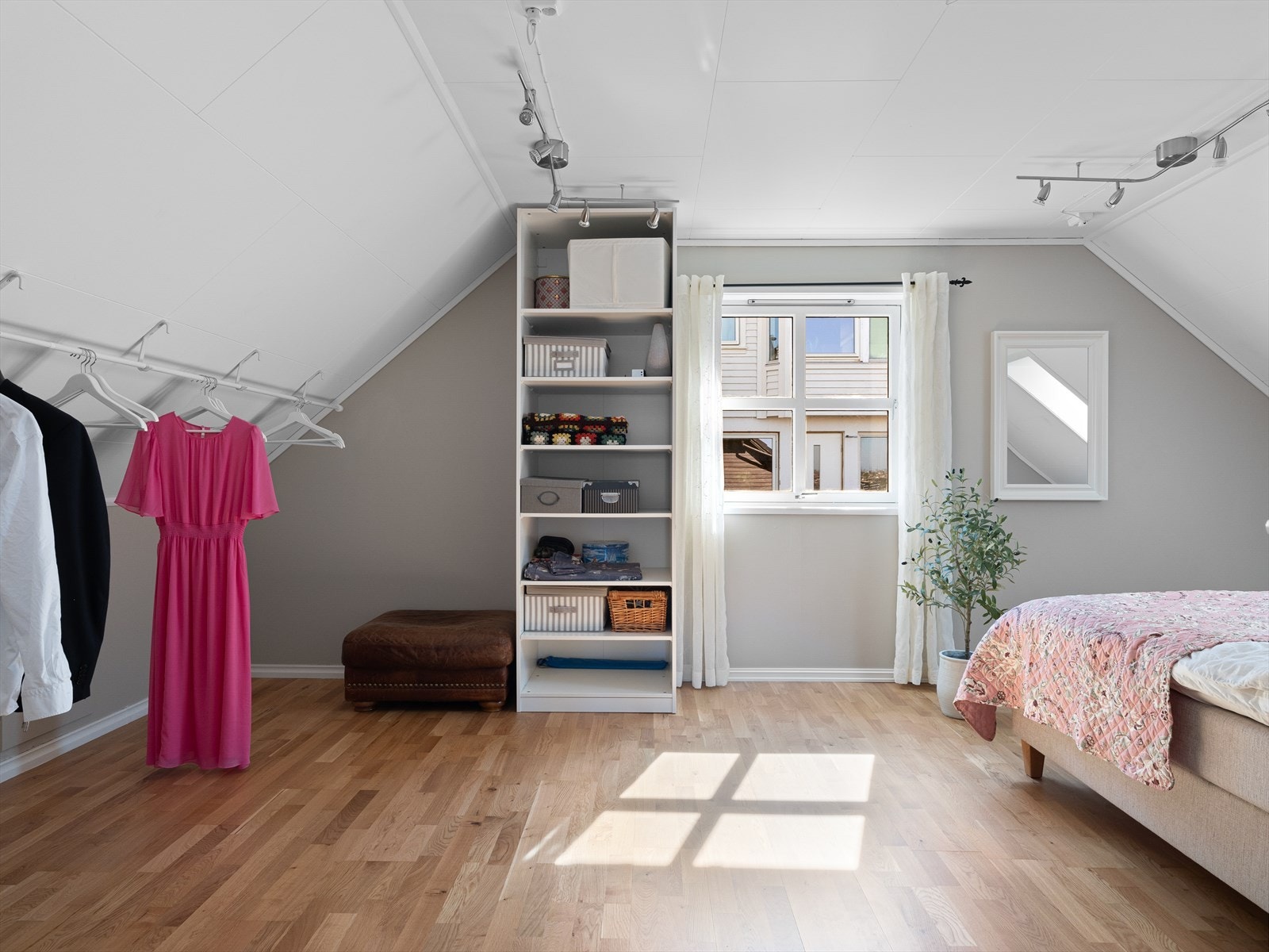 Stort soverom med god plass til garderobe. Galleribilde