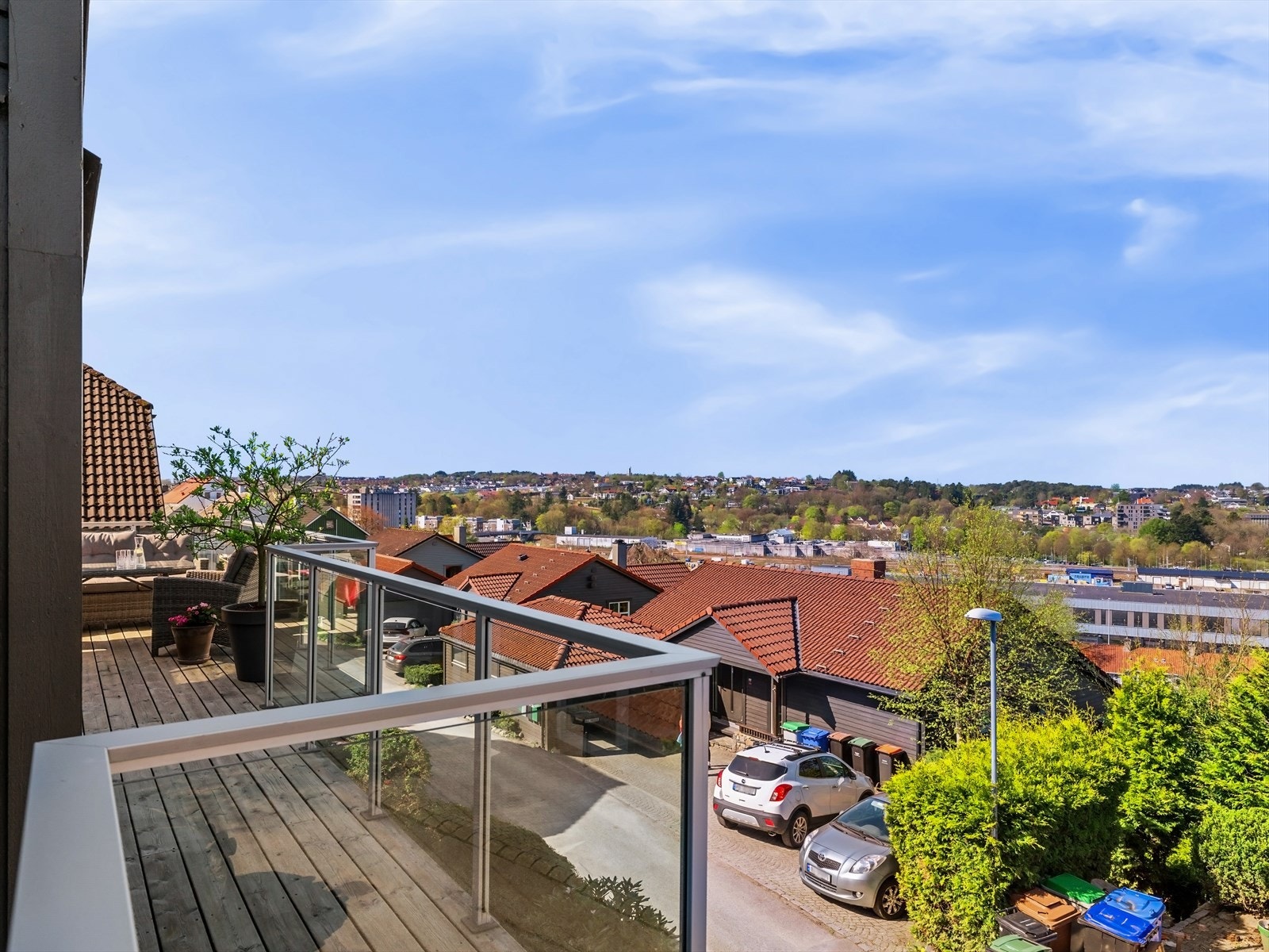 Utsikt til Sandvedparken, sentrum, stadion og fjorden. Romslig terrasse i front av boligen med glassrekkverk for maks utnyttelse av utsikten. Luftig, åpent og solrikt. Galleribilde