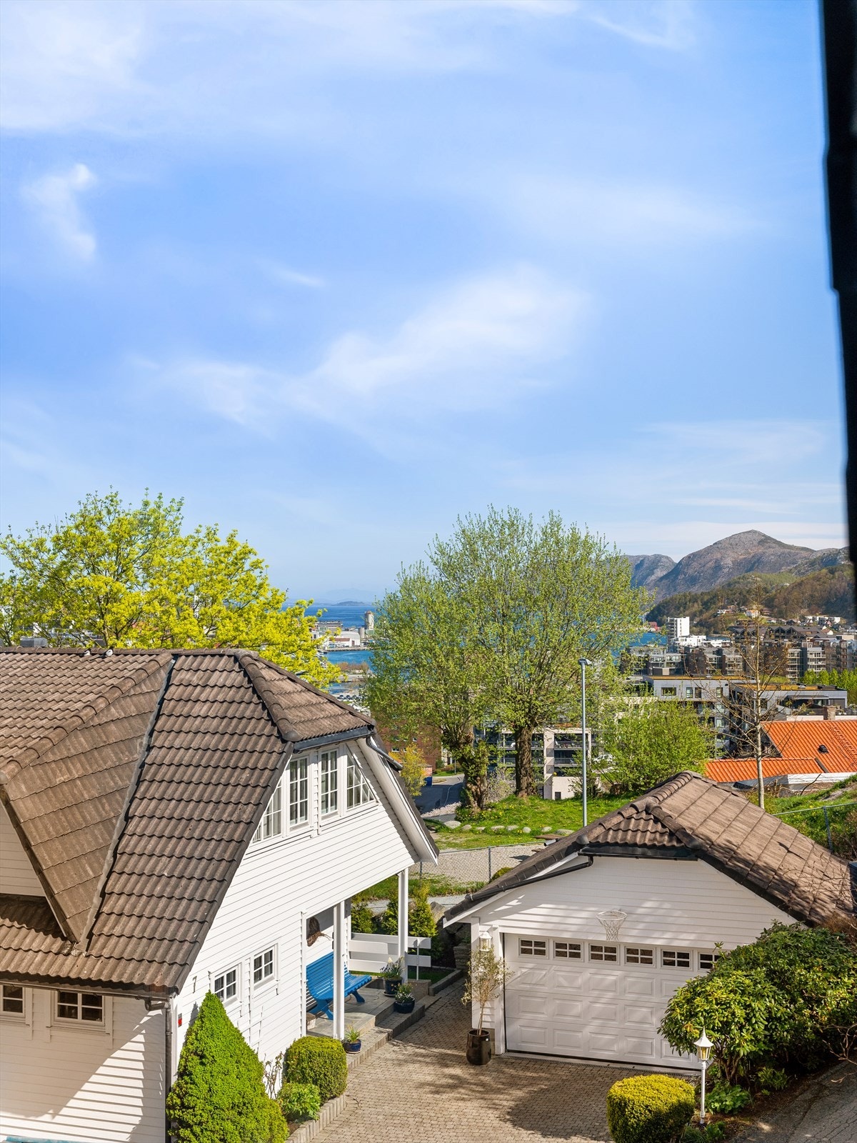 Nydelig utsikt over byen, parken og mot fjorden - skaper høy trivsel inne. Galleribilde