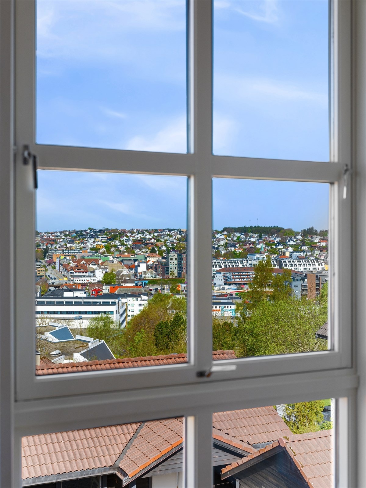 Nydelig utsikt over byen, parken og mot fjorden - skaper høy trivsel inne. Galleribilde