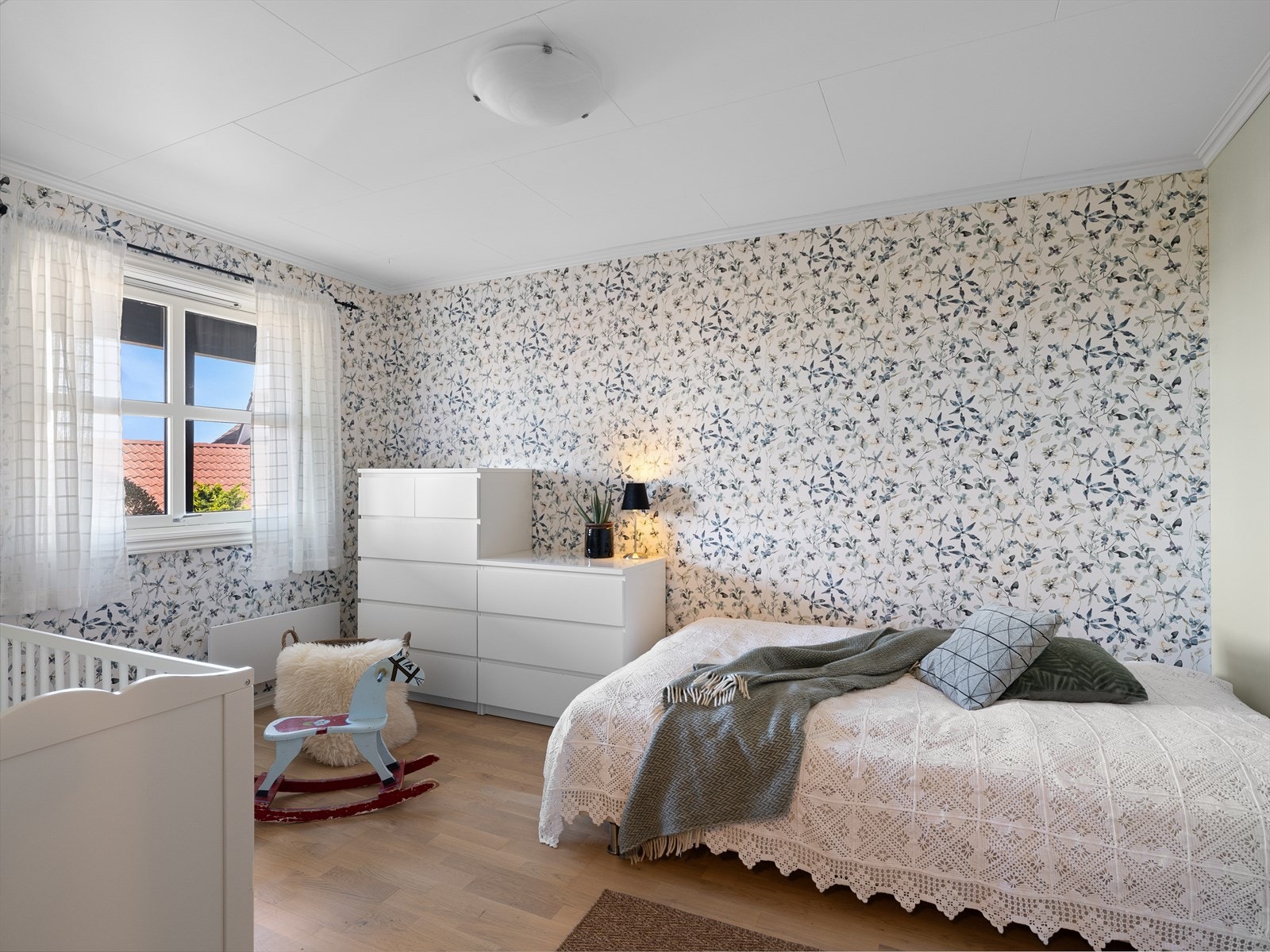 1 av 5/6 soverom - alt etter behov. Potensiell tv-stue om du vil også. Genialt for ungdom som skal ha gaming og venner på besøk. Galleribilde