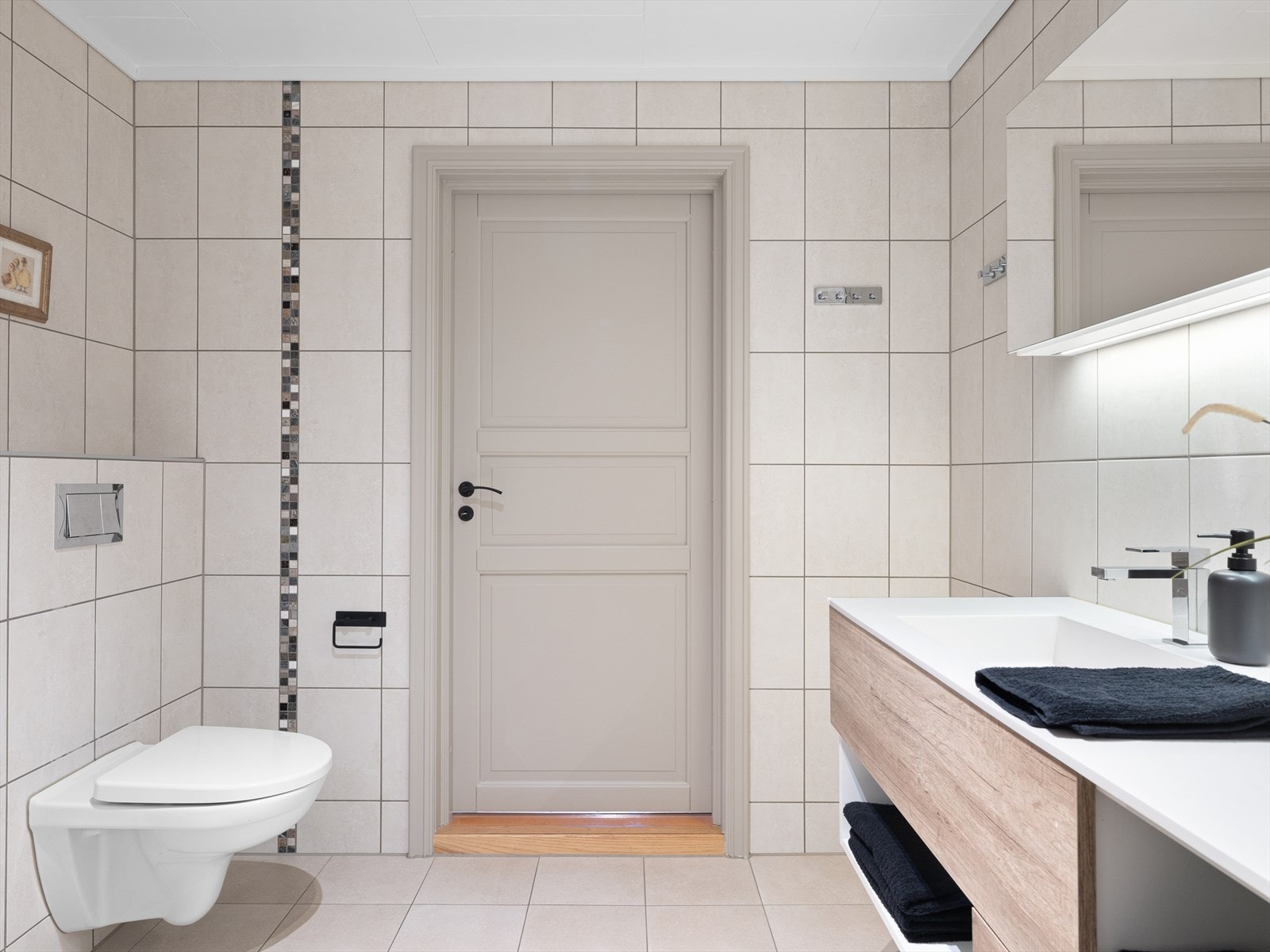 Et tidløst og delikat baderom med svært god oppbevaring. Galleribilde