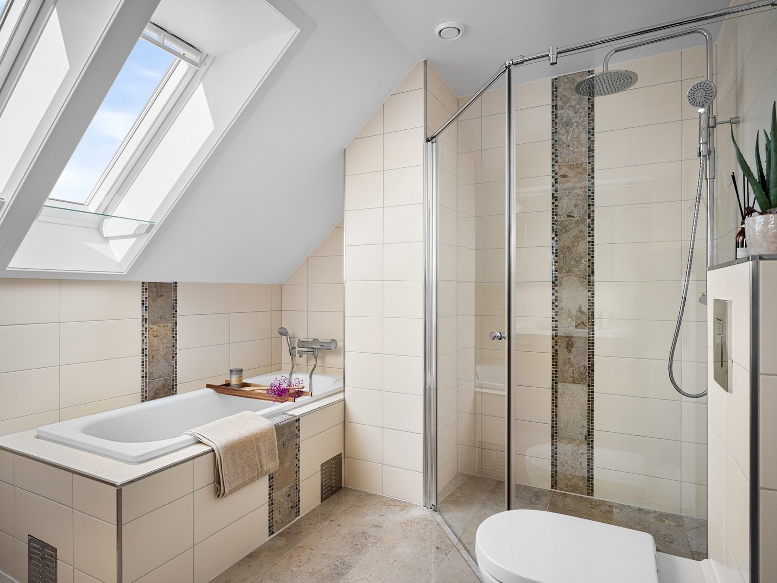 Nyt stjernehimmel fra badekaret. Komplett bad med dusj, badekar, 2 servanter for enkelt stell med flere på badet, to seksjoner og speilskap for oppbevaring. Galleribilde