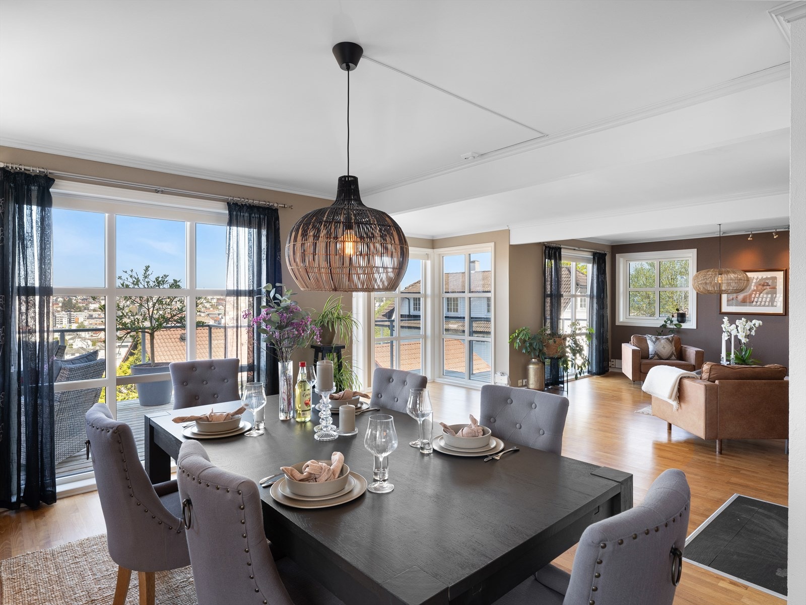 Herlig atmosfære med åpen utsikt til byen og Sandvedparken. De store vindusflatene slipper inn rikelig med lys og lar utsikten komme til sin rett. Galleribilde