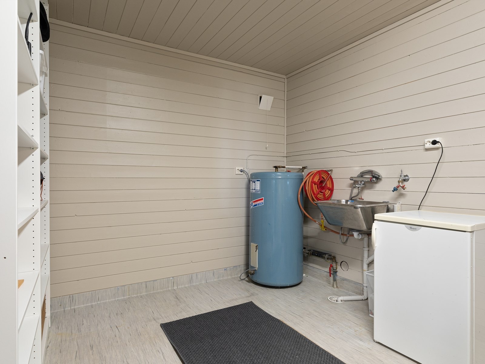 Vaskerom/bi-inngang så går du tørrskodd fra garasjen. Galleribilde