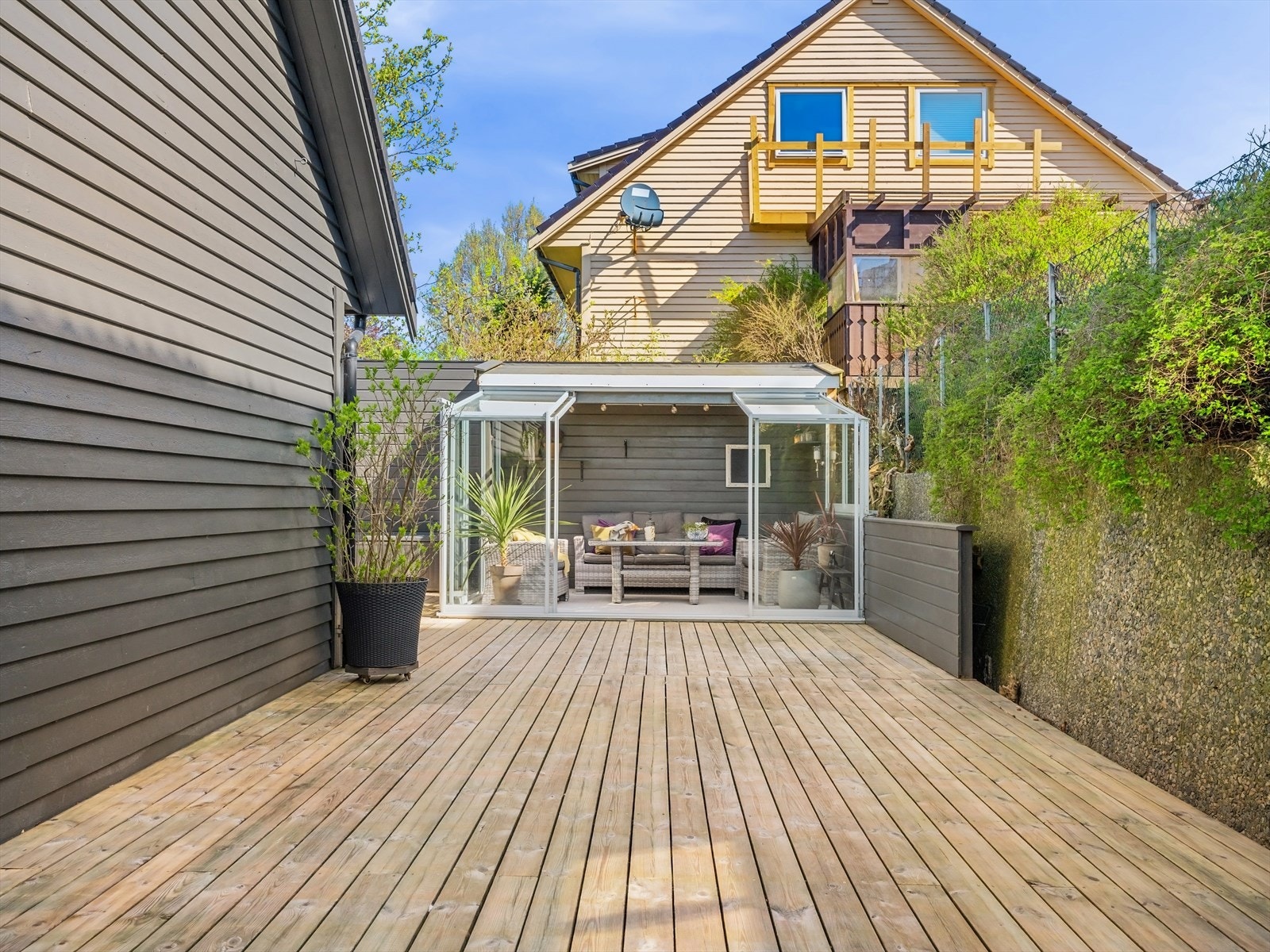 Store terrasser, solrikt og privat rundt hele boligen. Utestuen er ikke byggemeldt. Et fint sted å nyte sene kvelder med varmeovn. Galleribilde