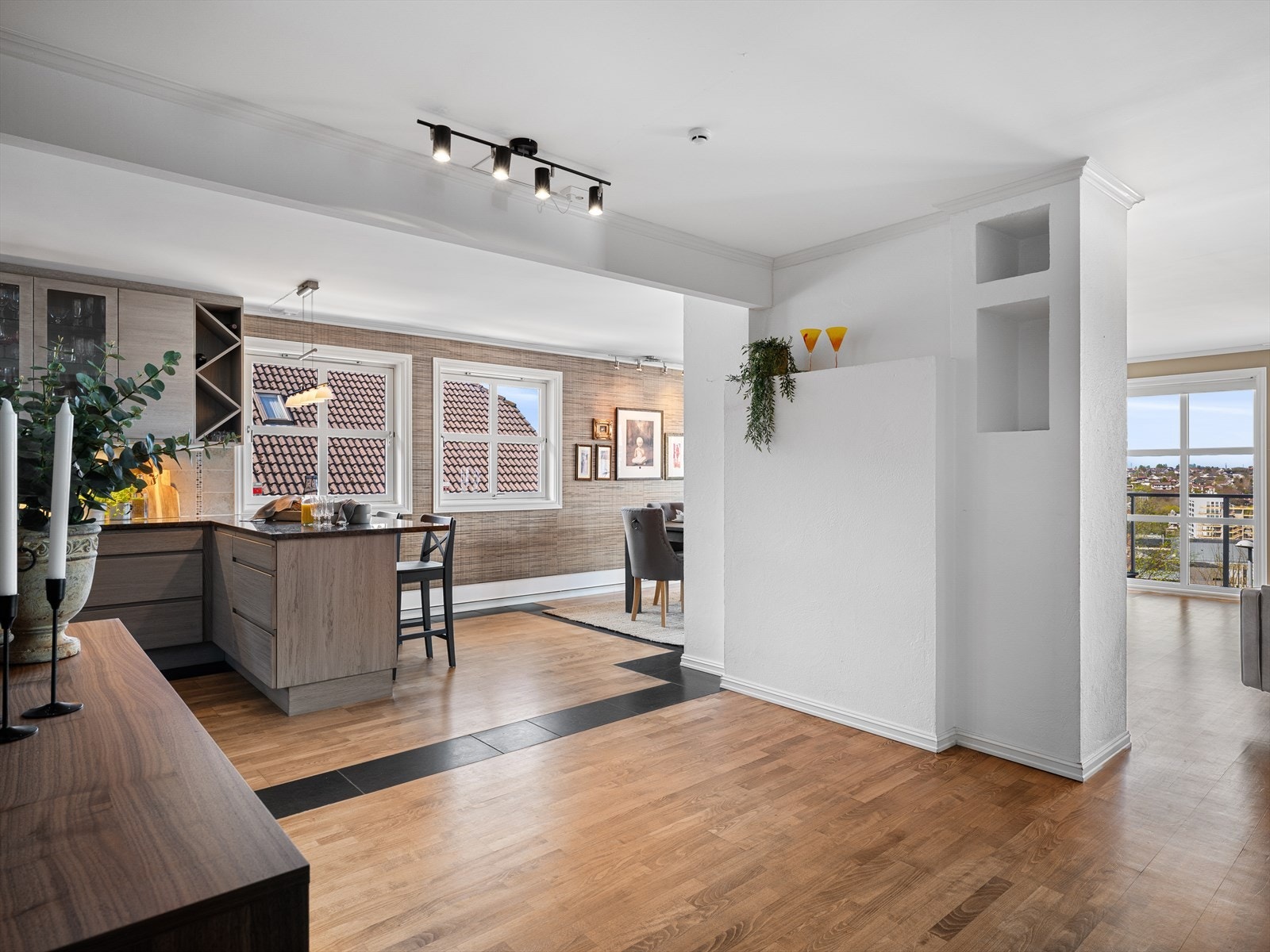 En meget fin flyt i planløsning med store oppholdsrom, utsikt og mye naturlig lys. Galleribilde