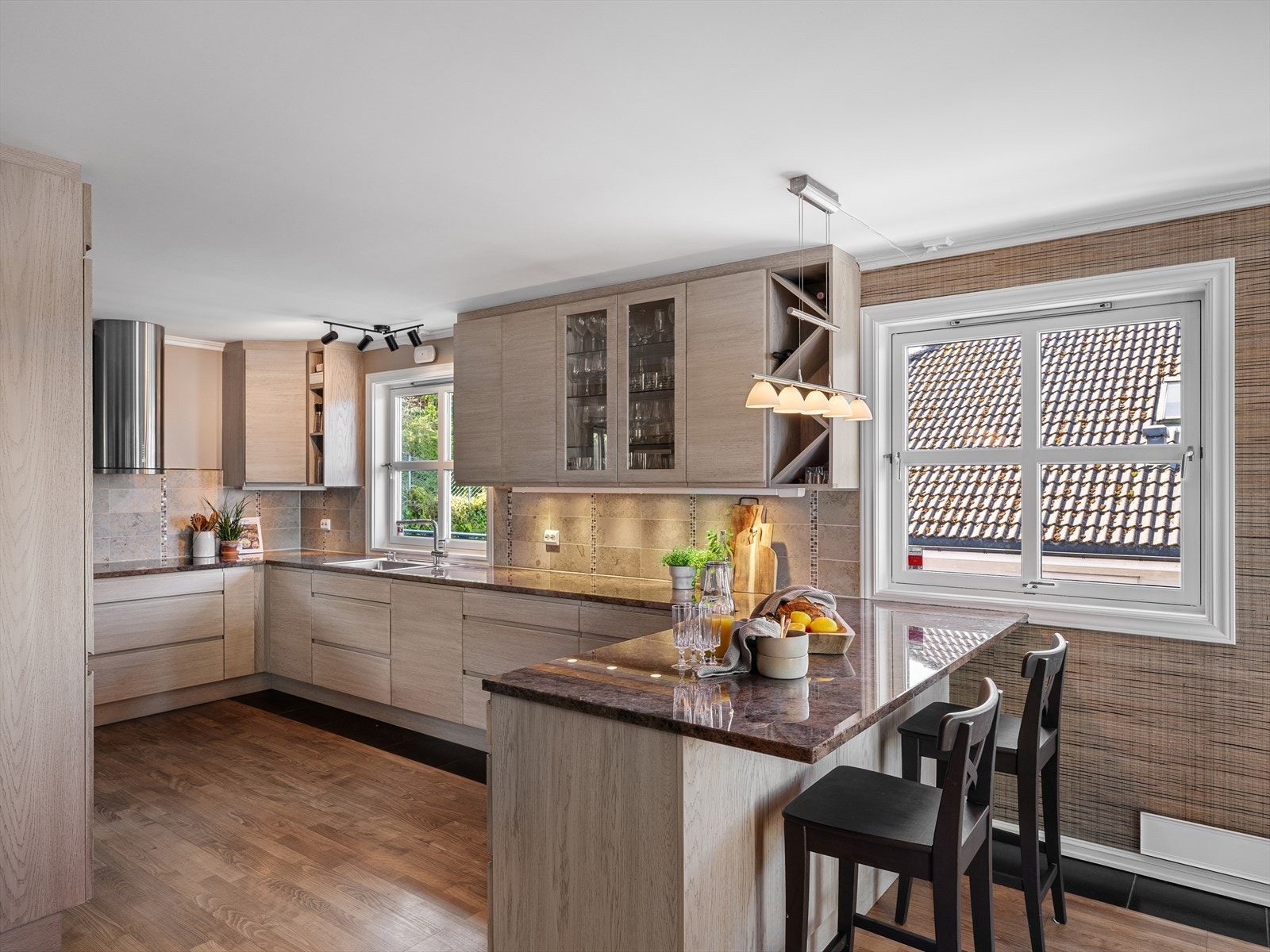 Praktisk og funksjonelt. Miele hvitevarer med dampovn, stekeovn og mikro. Mye arbeidsplass. Barløsning for sosialt med lekser eller kaffe. Galleribilde