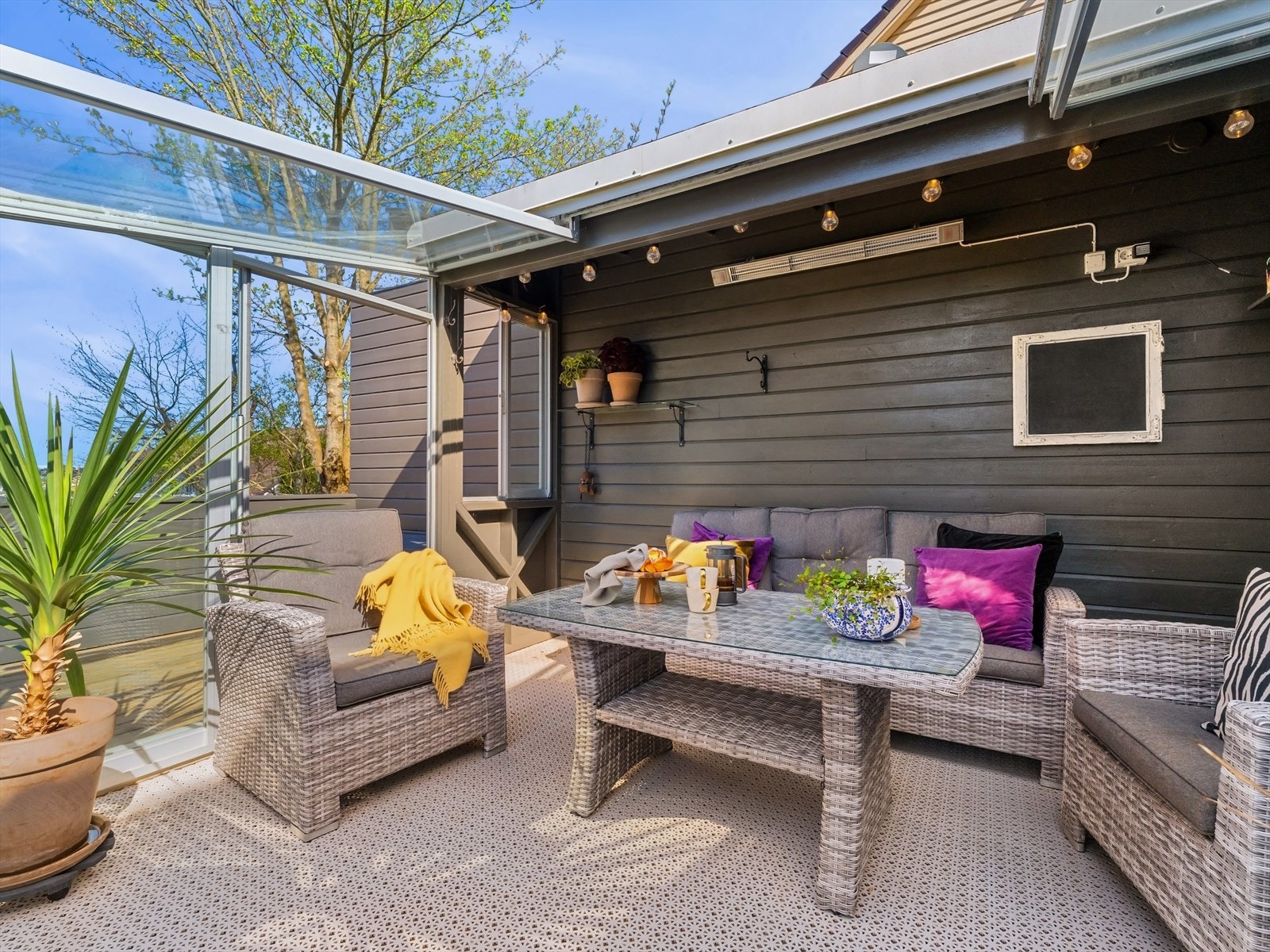 Innglasset utestue med varmeovn for kos hele året. (Ikke byggemeldt.) Galleribilde