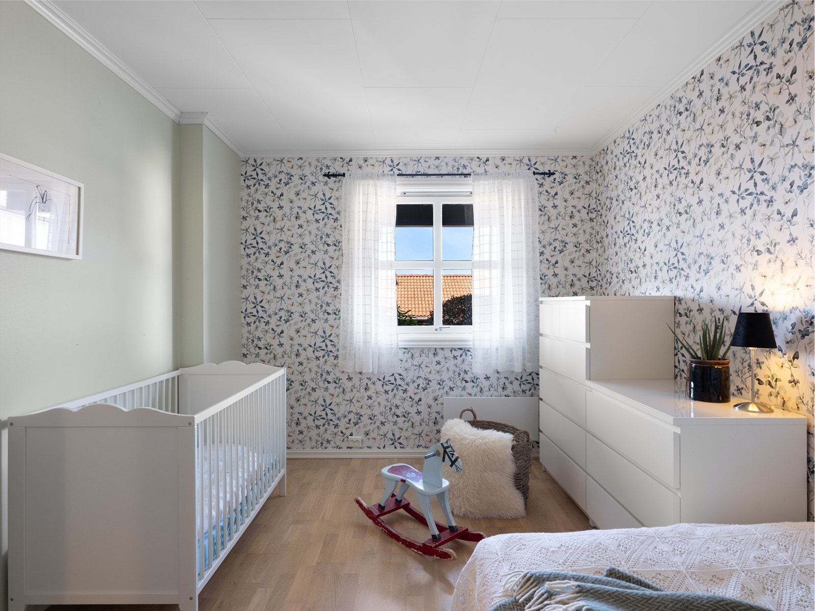 1 av 5/6 soverom - alt etter behov. Potensiell tv-stue om du vil også. Genialt for ungdom som skal ha gaming og venner på besøk. Galleribilde