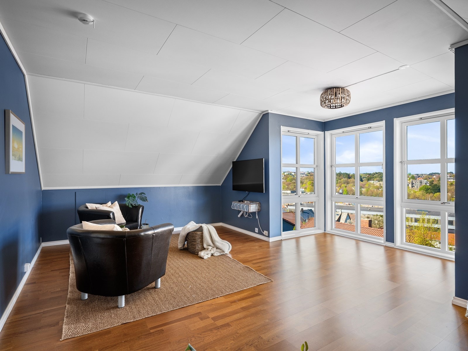 Stor stue, evt om du ønsker å bruke som soverom eller kombinasjonsrom for ungdom. Mange muligheter og fantastisk utsikt. Galleribilde