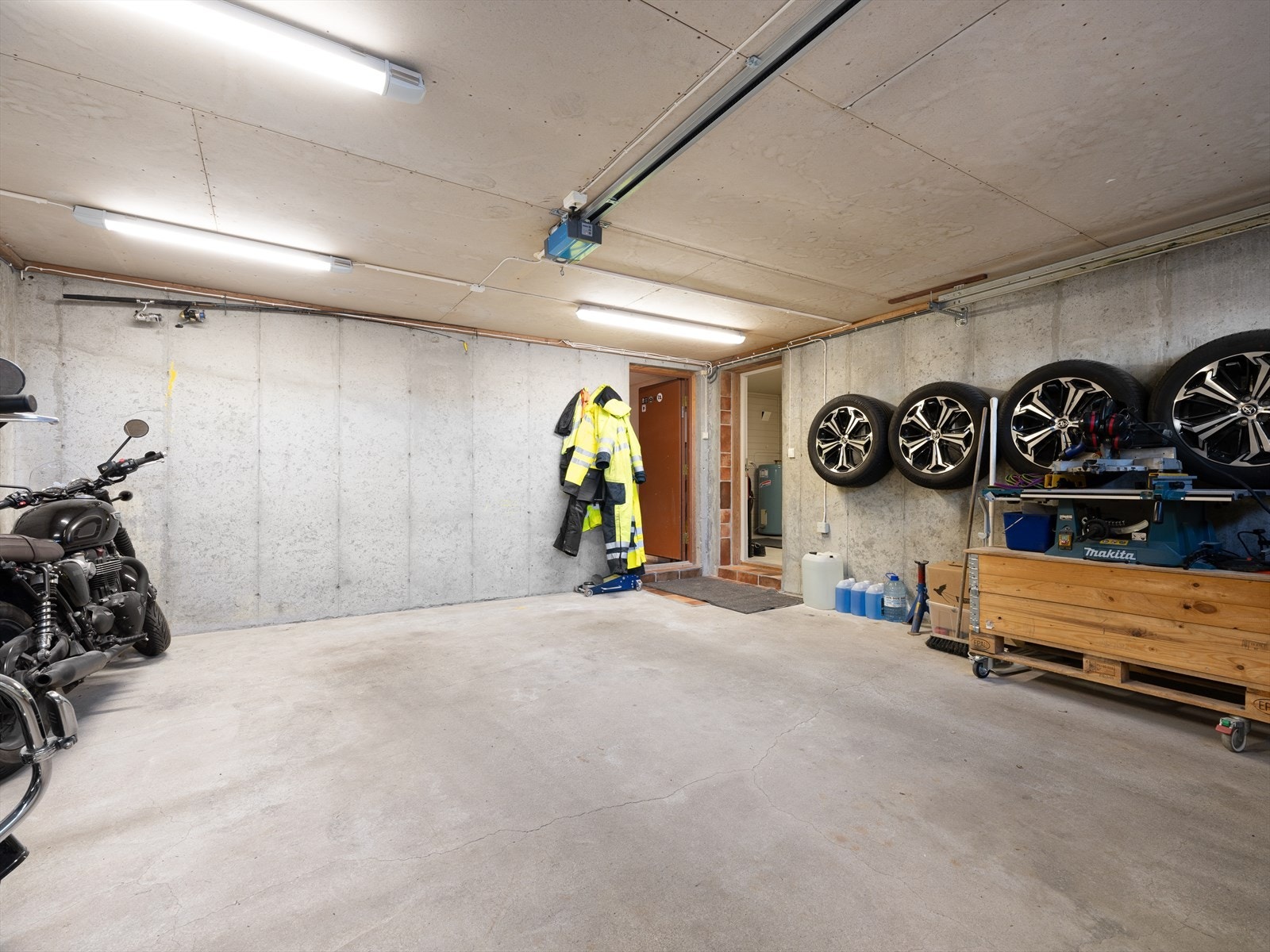 Dobbel garasje med verksted/bod i bakkant. Galleribilde