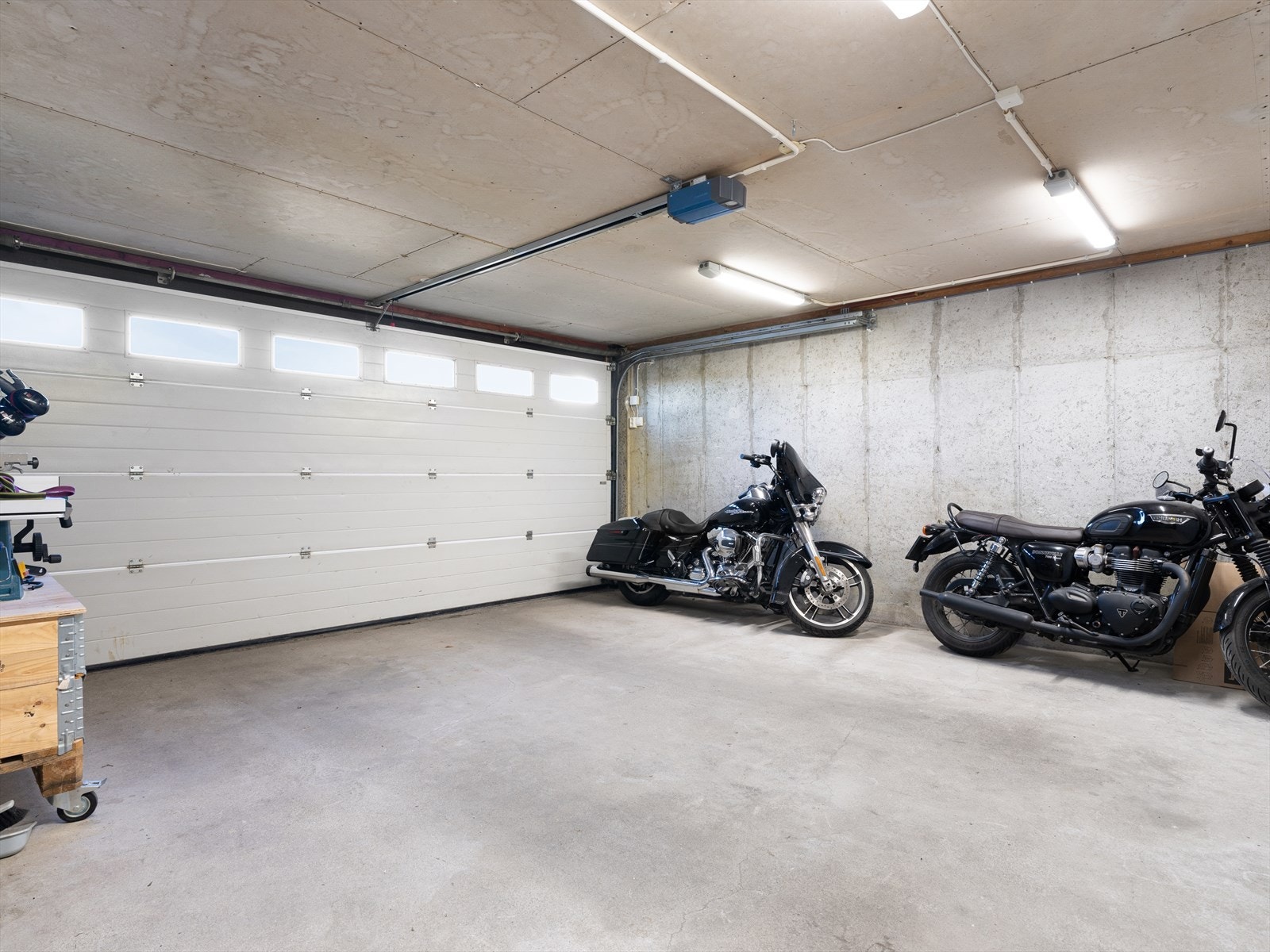 Dobbel garasje med verksted/bod i bakkant. Galleribilde