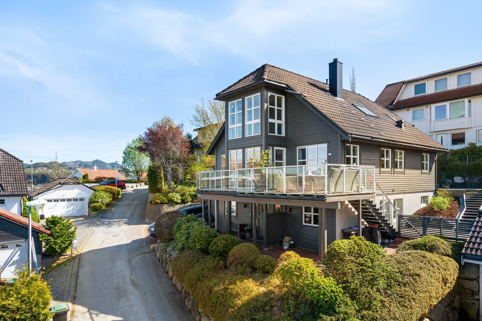 Dan Chruickshank presenterer: Pent modernisert enebolig m/nydelig utsikt over byen og mot fjorden. 5 sov/2(3) stuer/3 bad. Store terrasser, utestue og dobbel garasje. Galleribilde
