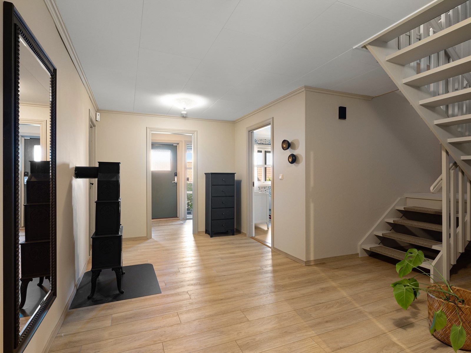 Moderne gulv, delikate toner og rikelig med plass til oppbevaring. Galleribilde