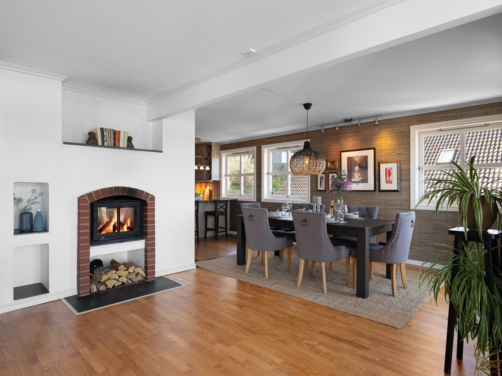 Flott peis deler av mellom stue og kjøkken. Plass til stor spisestue - perfekt for samling av storfamilien til høytid. Nyt utsikten til Sandvedparken og byen. Galleribilde