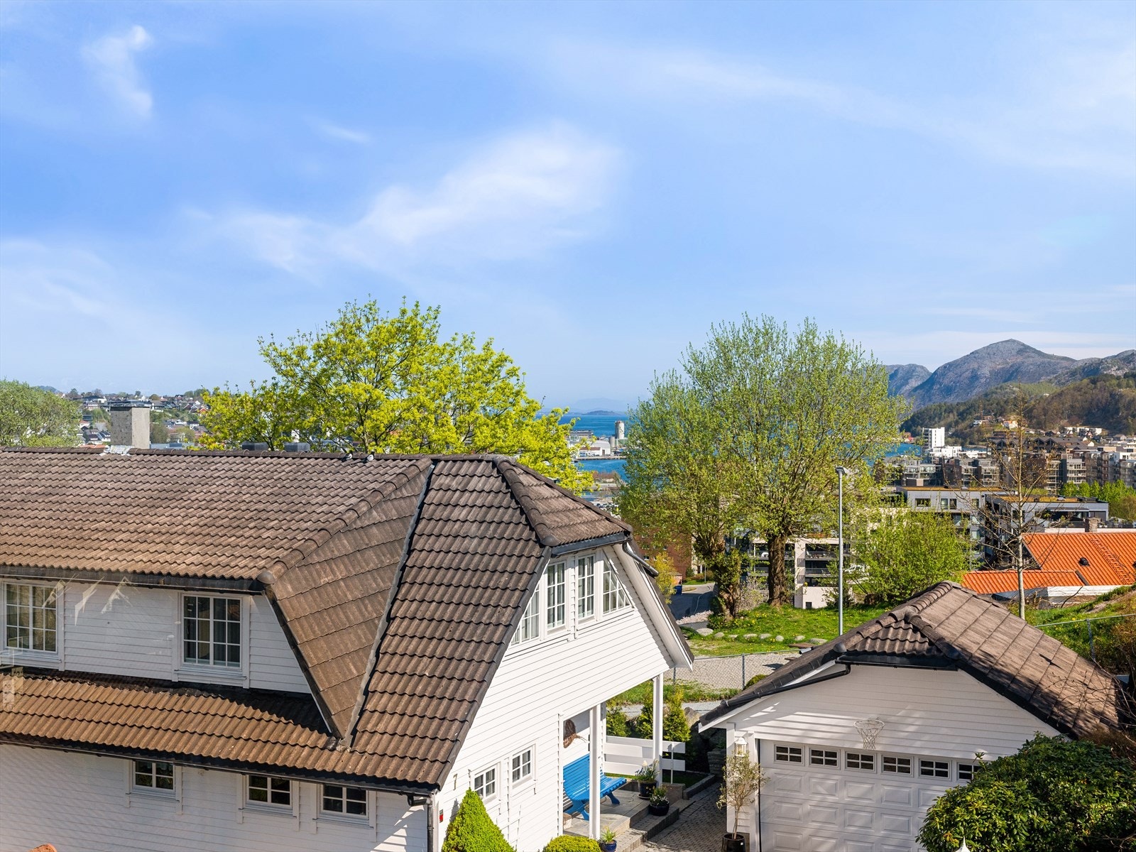 Nydelig utsikt over byen, parken og mot fjorden - skaper høy trivsel inne. Galleribilde