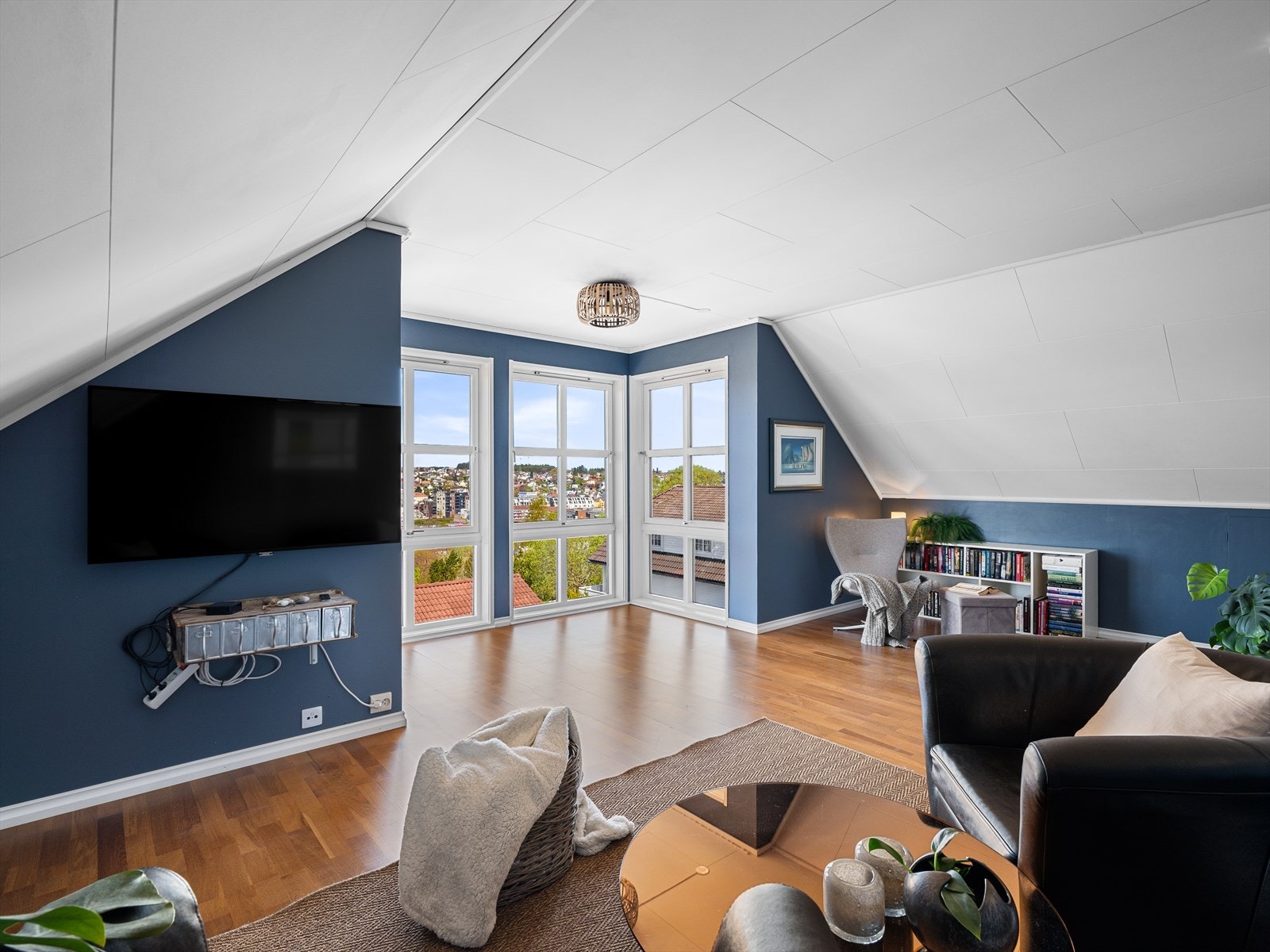 Stor stue, evt om du ønsker å bruke som soverom eller kombinasjonsrom for ungdom. Mange muligheter og fantastisk utsikt. Galleribilde